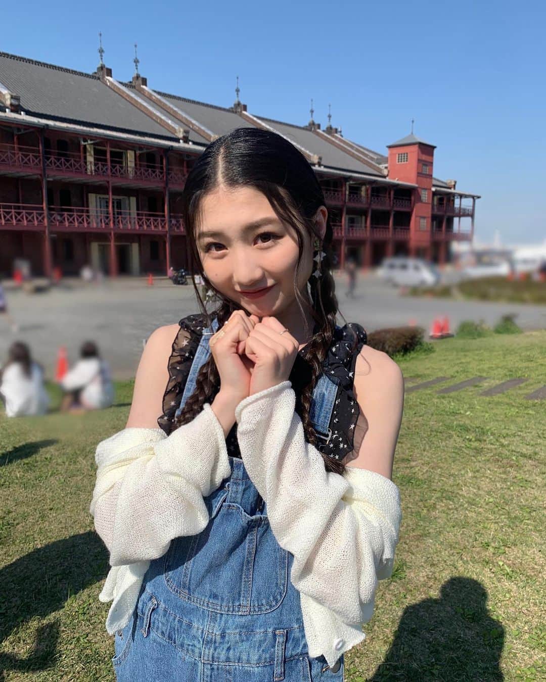 塩月希依音のインスタグラム：「だいぶ暖かくなってきたけれど半袖はまだ寒い❄︎  #三つ編み#三つ編みアレンジ #みつあみ #ヘア#ヘアアレンジ #jk#ljk #05#05년생 #05line」
