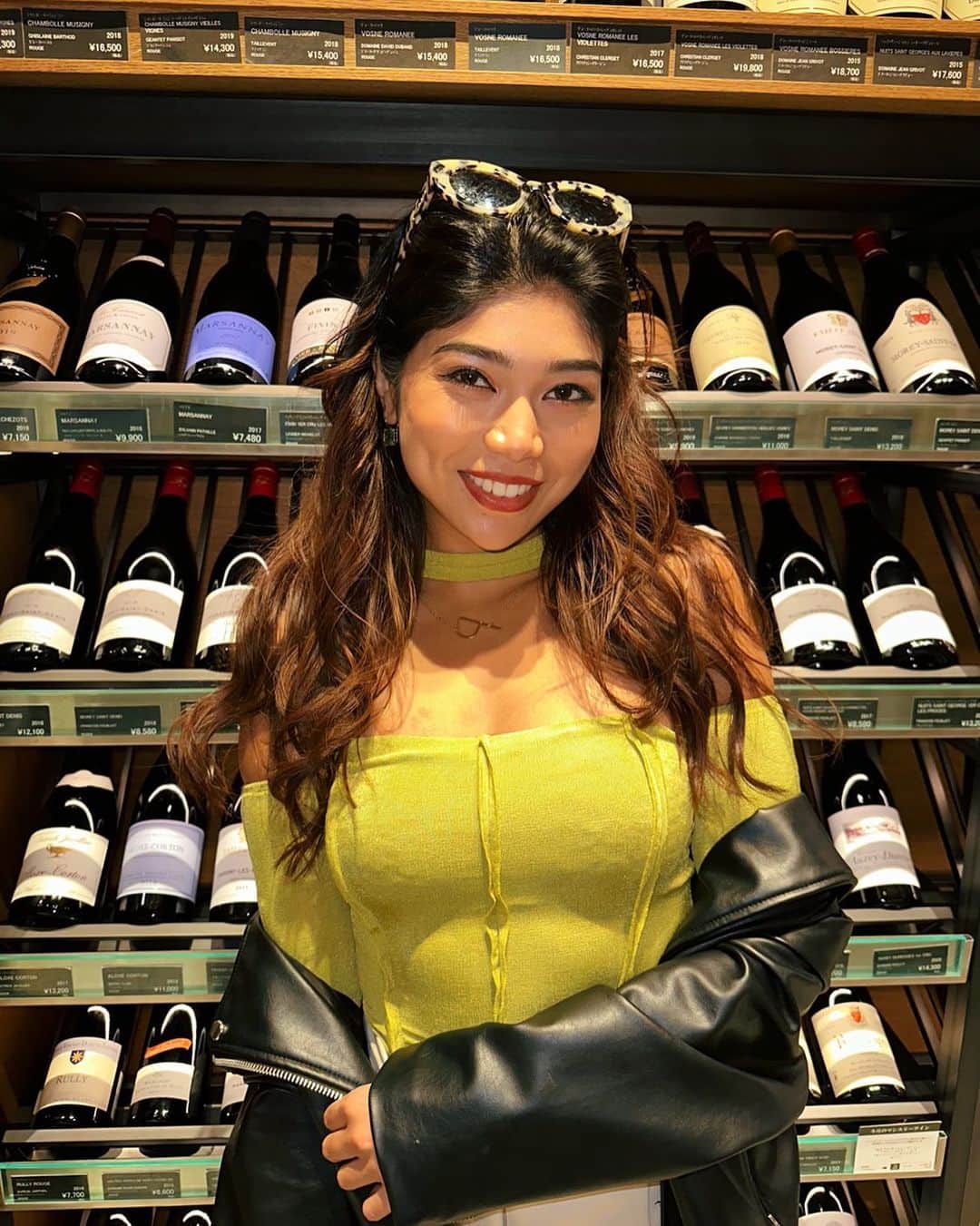 吉川プリアンカのインスタグラム：「𝓡𝓮𝓭 𝓵𝓲𝓹𝓼 𝓪𝓷𝓭 𝔀𝓲𝓷𝓮 𝓼𝓲𝓹𝓼  #wine #datenight #tokyo #ginza #wine #makeup #tokyo #fashion #ワイン #銀座 #ファッション #コーディネート」