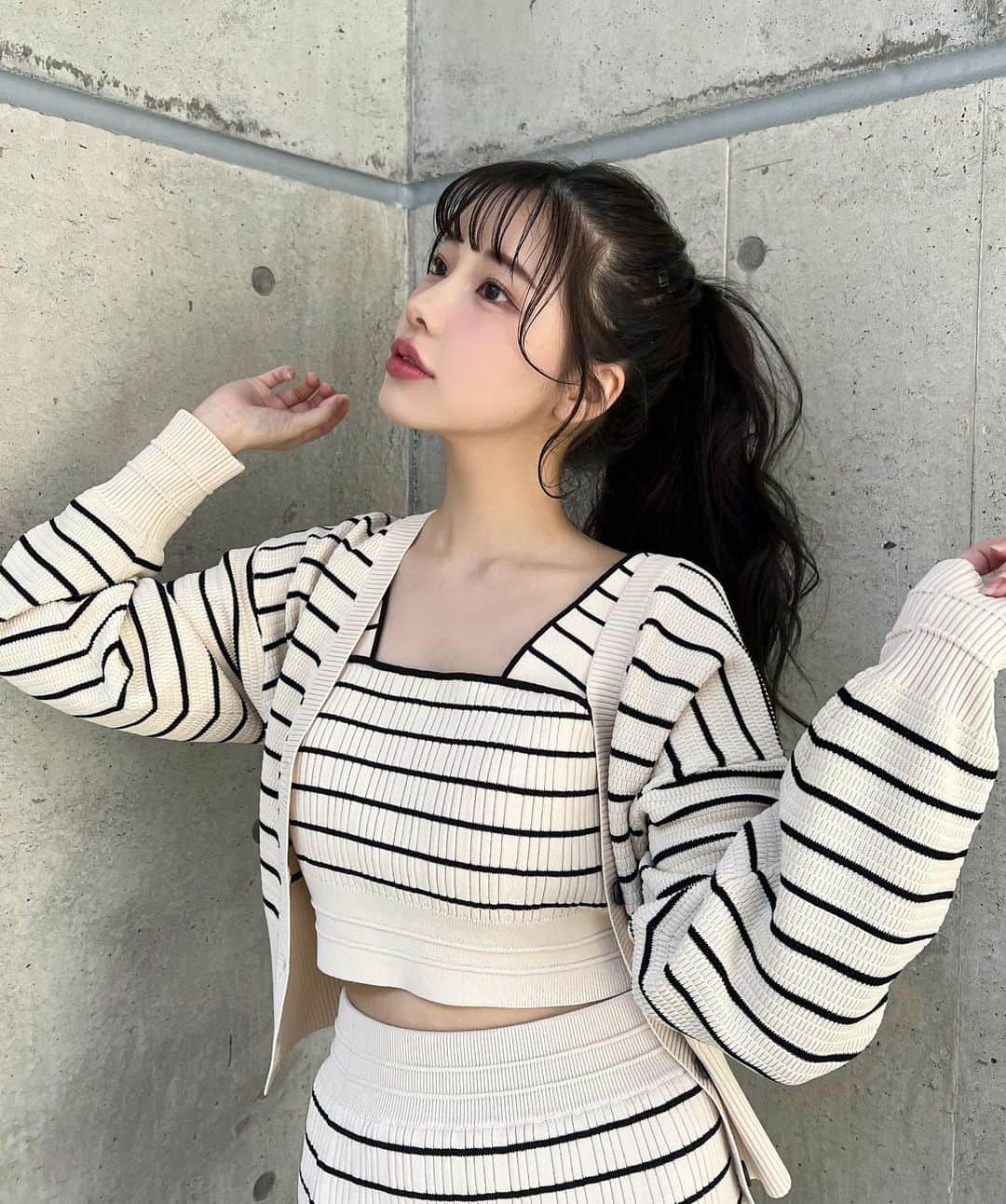 えみ姉のインスタグラム：「ㅤ ふわふわポニーテールに マリンなボーダーセットアップが夏気分過ぎるぅぅ🌻 ㅤ かわいいいい♡♡♡♡ ㅤ hair @kenichi_oyama_  @noi.mei  setup @pinue_official  ㅤ #ポニーテール #ヘアアレンジ #ロングヘア #スーパーロング #黒髪 #黒髪ロング #エクステ」