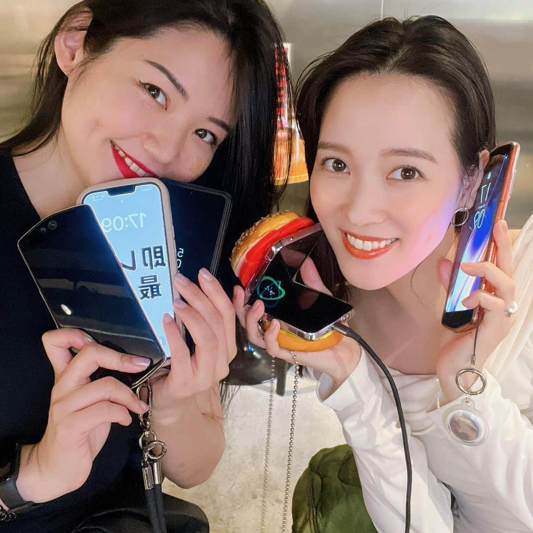 奈津子さんのインスタグラム写真 - (奈津子Instagram)「オフショルで過ごした日😊今夜も東京FM生出演ありがとうございました。明日4/12(水)は15:05頃にInterFMの　#レコレール という番組に生出演します。ラジオやradiko、AuDeeでぜひ聴いてくれたら嬉しいです♡パーソナリティは初めましての　#鬼頭由芽 さんです。  2枚目は本番直前にお茶🍵できた大好きなITジャーナリスト　@ayanotdo さん。私の代打としても　#スカロケ　にしばらくご出演いただいてたのですが相変わらずスマホがこんもり笑。  chatGPT攻略法教えてもらっちゃった♡  #家電 #家電好き #家電女優 #奈津子　#ラジオ  #ラジオのある暮らし #オフショル #ザラ #ザラ購入品  #ザラジョ #zara #zarawoman  #radiko #audee」4月11日 21時50分 - natsuko_kaden