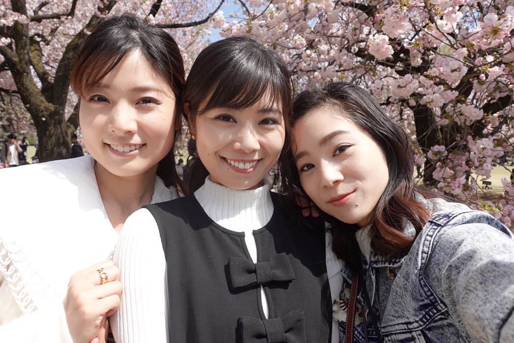 逢月あかりさんのインスタグラム写真 - (逢月あかりInstagram)「妹が東京に戻ってきたので姉妹集合でした🌸  桜シーズンの新宿御苑は初めてだったけど今まで何で来なかったんだ、、というくらい綺麗でした☺️✨  年パス買うかずっと迷ってる。笑  #新宿御苑#お花見スポット #子連れお出かけ #3姉妹#新宿ランチ」4月11日 21時50分 - akari.ouzuki