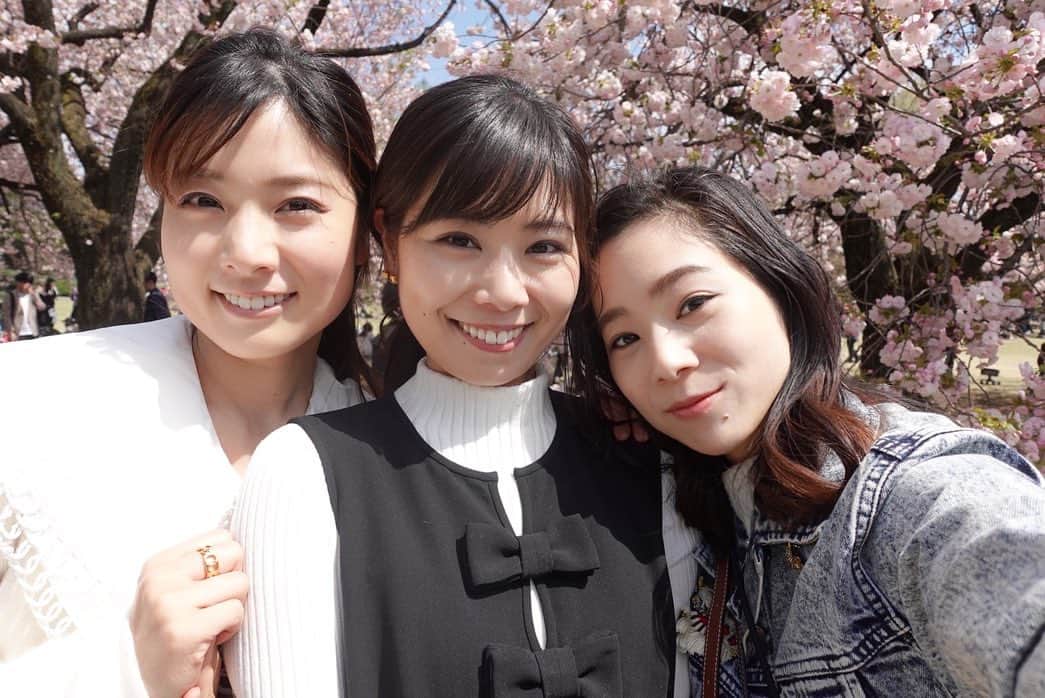 逢月あかりのインスタグラム：「妹が東京に戻ってきたので姉妹集合でした🌸  桜シーズンの新宿御苑は初めてだったけど今まで何で来なかったんだ、、というくらい綺麗でした☺️✨  年パス買うかずっと迷ってる。笑  #新宿御苑#お花見スポット #子連れお出かけ #3姉妹#新宿ランチ」