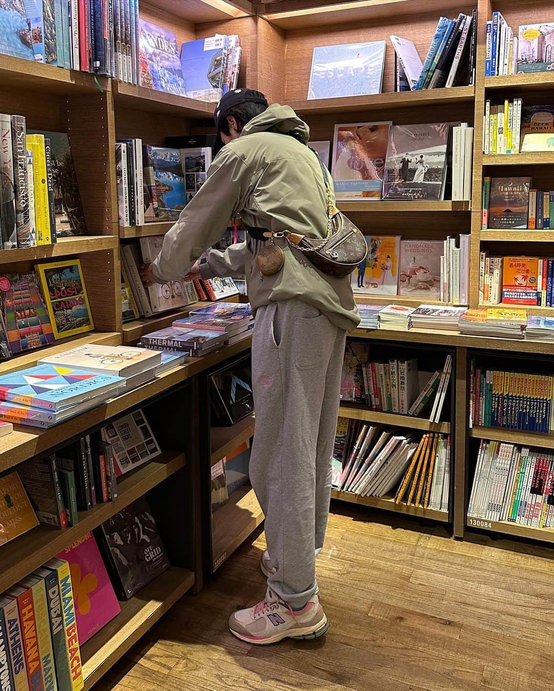 あべじゅんやさんのインスタグラム写真 - (あべじゅんやInstagram)「_ 最近のあれこれ📸 今日のストーリー、 みんなからすごく反響がありました。 みんな優しいありがとう。 そしてなぜかいつもより1万人以上に ストーリー見られてて不思議！笑  明日からもたのしくがんばろーう！  #kaoyorinakami #カオヨリナカミ #kaoyorinakami好きと繋がりたい #ブルーボトルコーヒー#横浜カフェ#hisheravec」4月11日 21時52分 - byun.a