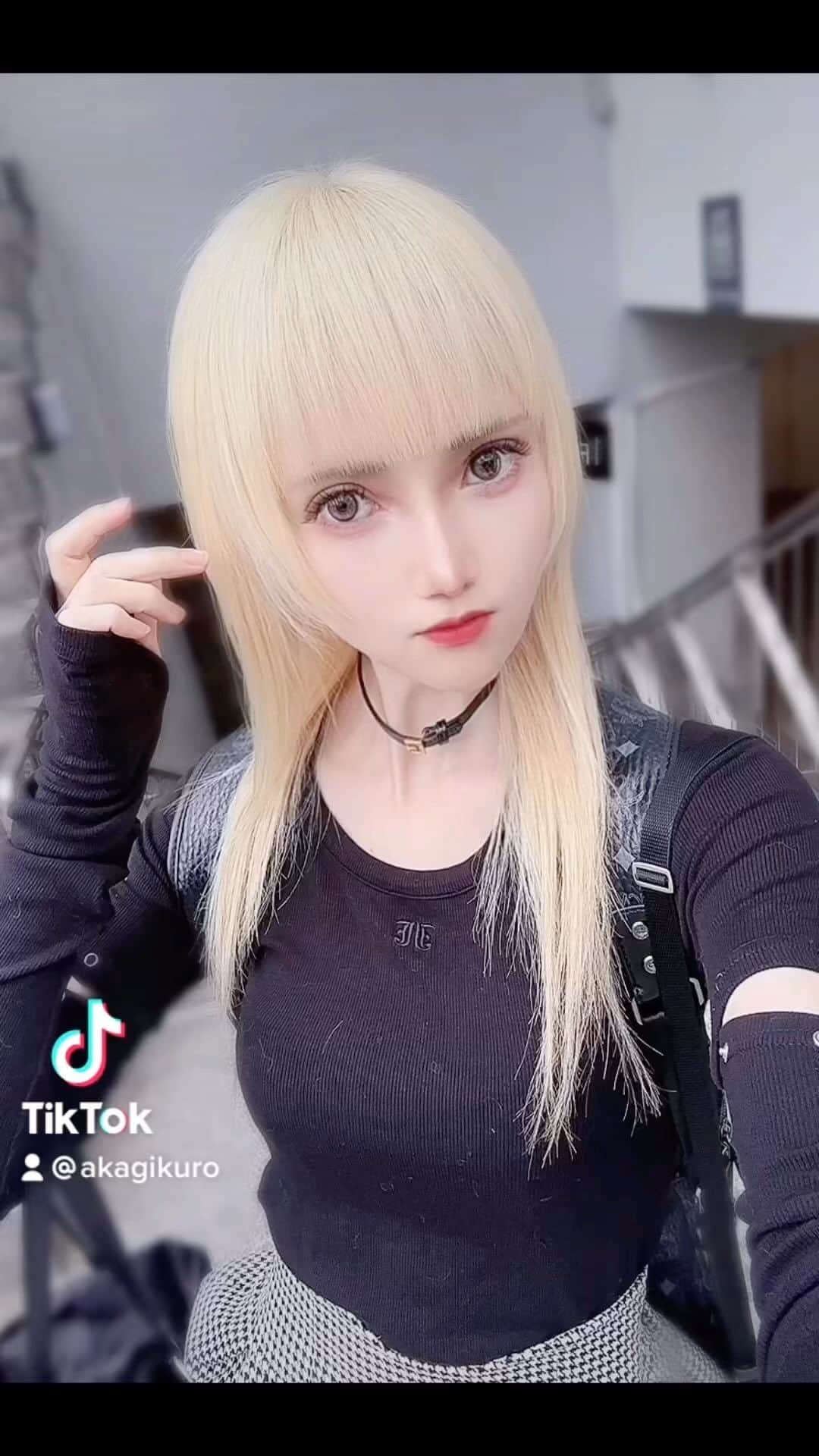 赤木クロのインスタグラム：「美容院行きました　金髪ロング  #派手髪 #派手髪女子 #japan #japanesegirl #日本 #일본여자 #코스프레 #그라비아 #角色扮演遊戲　#金髪 #ハイトーンカラー #ハイトーン #ハイトーン女子 #金髪ロング #金髪女子　#coordinate #コーデ　 #私服 #blackcode #blackfashion #autumnfashion #自撮り #自撮り界隈 #自撮り女子 #selfie」