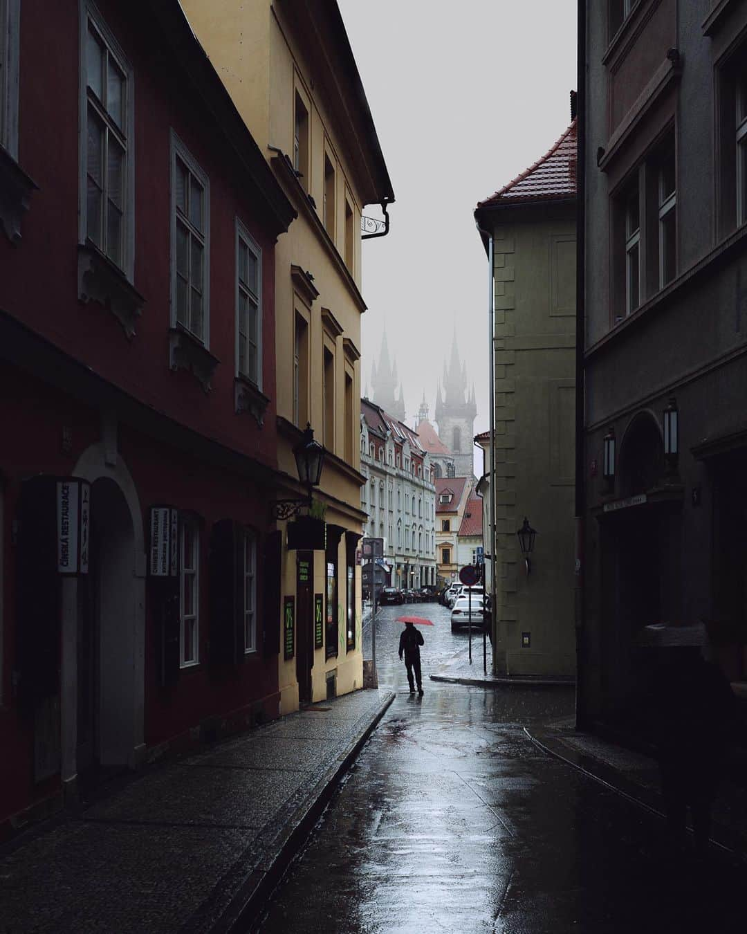 Thomas Kakarekoさんのインスタグラム写真 - (Thomas KakarekoInstagram)「Prague Unfiltered: Framing the City's Essence 📸 Another trip to Prague, another opportunity to uncover the raw beauty tucked in its streets. #prague」4月11日 21時55分 - thomas_k