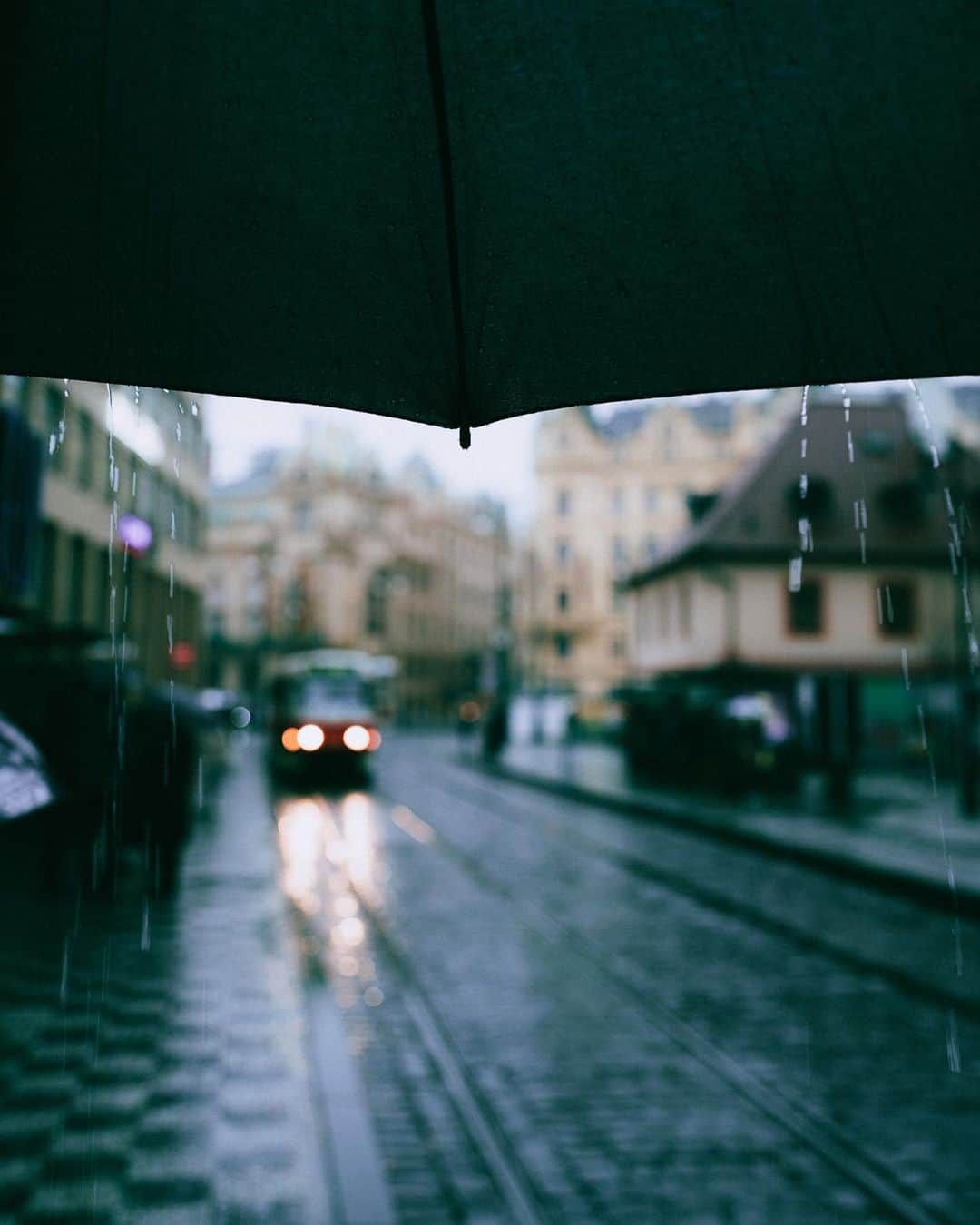 Thomas Kakarekoさんのインスタグラム写真 - (Thomas KakarekoInstagram)「Prague Unfiltered: Framing the City's Essence 📸 Another trip to Prague, another opportunity to uncover the raw beauty tucked in its streets. #prague」4月11日 21時55分 - thomas_k