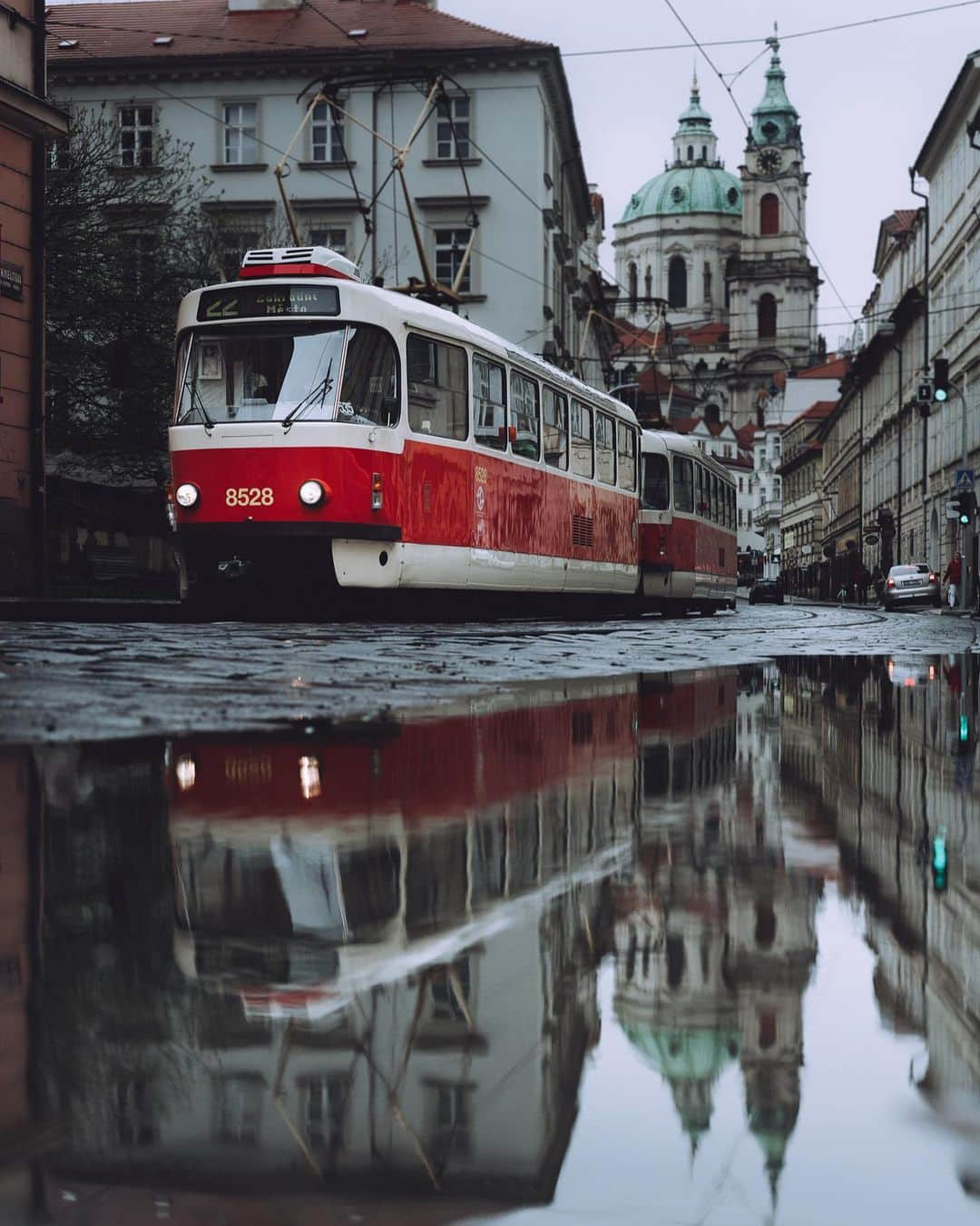 Thomas Kakarekoさんのインスタグラム写真 - (Thomas KakarekoInstagram)「Prague Unfiltered: Framing the City's Essence 📸 Another trip to Prague, another opportunity to uncover the raw beauty tucked in its streets. #prague」4月11日 21時55分 - thomas_k