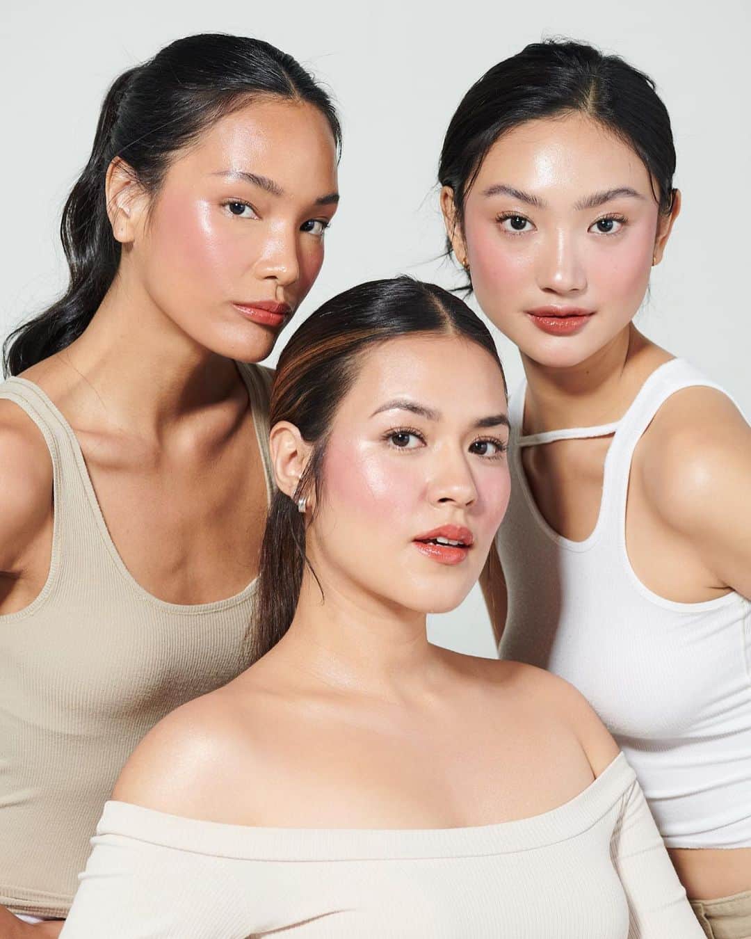 のインスタグラム：「Have you heard? @officialrainebeauty Soft Cheek Color Drops family is expanding!! With 3 new colors, providing you with endless possibilities to #playwithyourshade ! Available 14•04•2023 (Shades on 2nd slide left to right; I’m Fearless, I’m Flattered, I’m Brilliant, I’m Sunkissed, I’m In The Mood).」