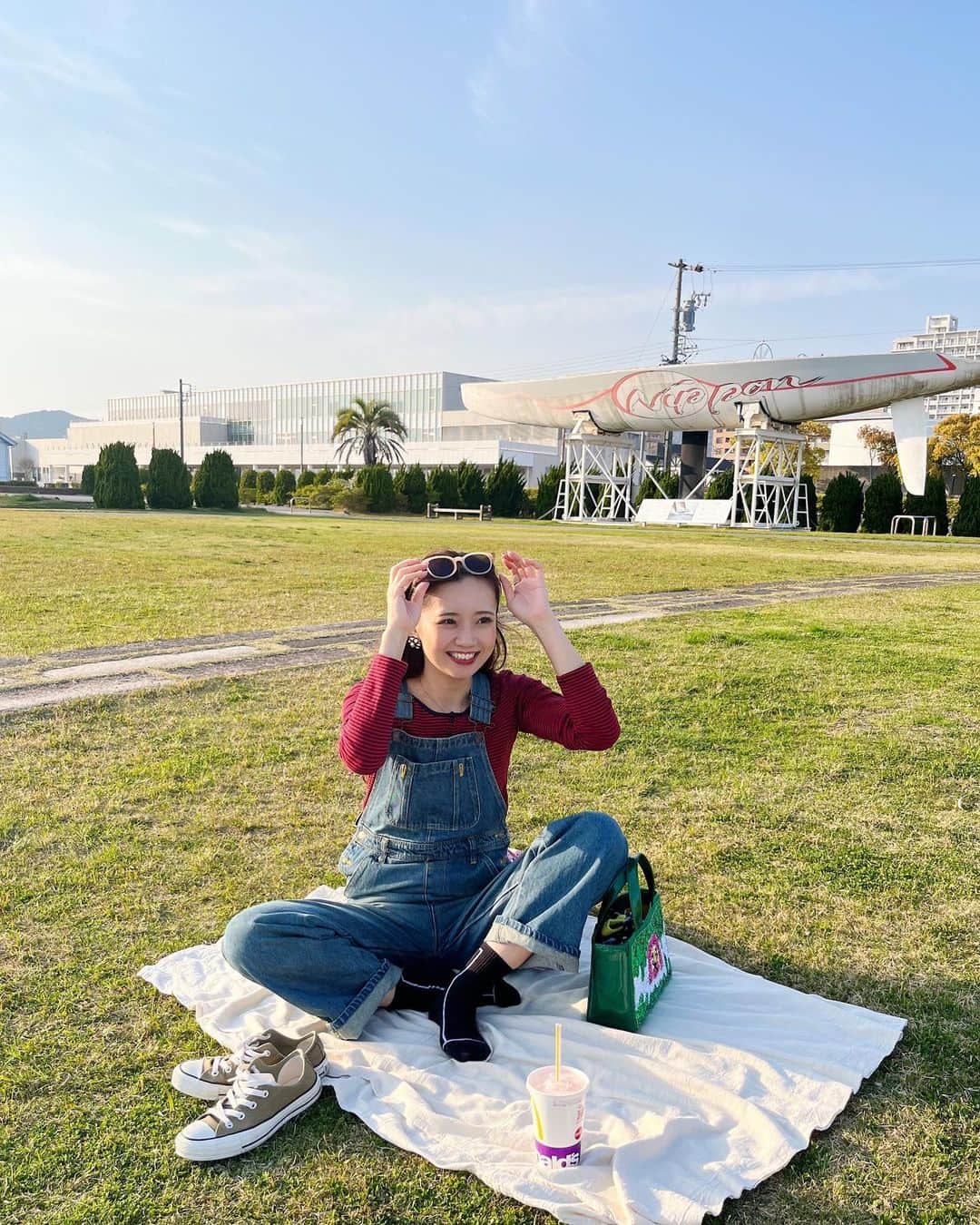 Madoka Yamamotoのインスタグラム：「たまに着ると気分上がるオーバーオール👖半日着たくらいじゃ洗濯してあげんよ😹天気悪い日に干してしまったらジーエンド☠️雑巾と同レベの臭いになる☠️色味がほとんどマリオさんでーす🚘丸腰パンツ」