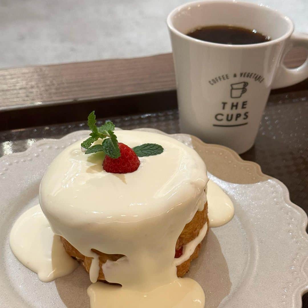 栗田楓のインスタグラム：「THE CUPS 🍰💖  ただのパンケーキじゃなくて、 カリサクのクロワッサンみたいな生地に 甘いクリームとろとろかかってるの🤤  都内で食べたことない新感覚だった💖  #名古屋カフェ #栄カフェ #thecupssakae #カフェ巡り  #カフェ好きな人と繋がりたい」