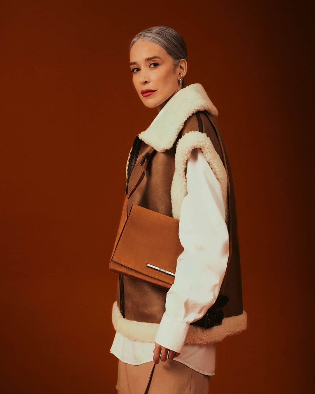 Santa Lollaのインスタグラム：「A flap bag é aquele modelo curinga que se adapta facilmente às necessidades e ocasiões do dia a dia. Nessa temporada, o shape é modernizado na textura camurça e cartela de tons terrosos, reafirmando o item como um clássico atemporal. [ 0452.3EC9.035A.00F1 | R$649,90 ]  #santalolla #santalollainv23 #SLhandbags #classicshapes」