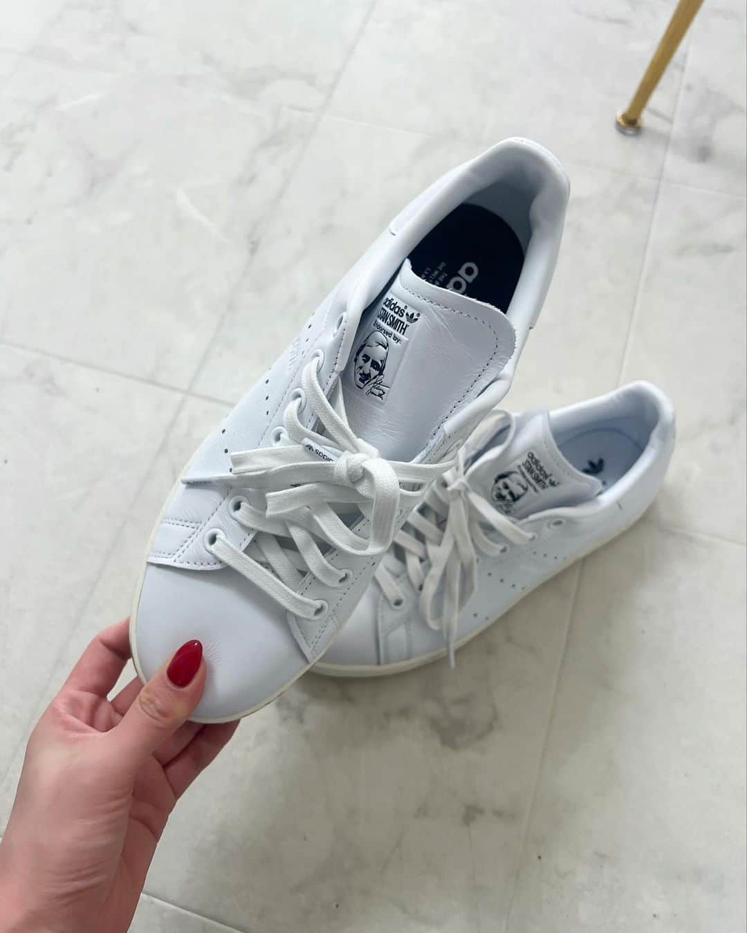 YOUのインスタグラム：「『STAN SMITH MINIMAL』  ネイビーカラーが大人っぽ可愛い👟🤍  デニムやヨガ行く時のウェアにも合う🧘🏼‍♀️ インソールもアシンメトリーデザインで 脱いでも可愛いくてお気に入り🌷  この春沢山履こ〜っと🐶🎶  @billys_tokyo  #Billys #adidas #stansmithminimal  #スタンスミスミニマル」