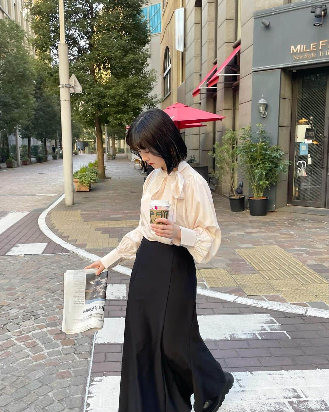 fruncoのインスタグラム：「ㅤㅤㅤㅤㅤㅤㅤㅤㅤㅤㅤㅤㅤ @frunco.official ◀︎他のアイテムはこちらから✨️ ㅤㅤㅤㅤㅤㅤㅤㅤㅤㅤㅤㅤㅤ とても愛らしい、ボウタイブラウス🎀  今までのコットン素材のボウタイブラウスとは違い、 ボウタイをサイドに配置し、 少し艶っとした生地で作成することで大人っぽい印象に🫶🏻 ㅤㅤㅤㅤㅤㅤㅤㅤㅤㅤㅤㅤㅤ デートやオフィスなど 幅広く使っていただけるデザインです。 ㅤㅤㅤㅤㅤㅤㅤㅤㅤㅤㅤㅤㅤ 袖のたぽっと感、 長めのカフスが上品なスタイルに仕上げてくれます。 ㅤㅤㅤㅤㅤㅤㅤㅤㅤㅤㅤㅤㅤ ㅤㅤㅤㅤㅤㅤㅤㅤㅤㅤㅤㅤㅤ 🏷サテンボウタイブラウス ホワイト / ピンク  ￥3,850 ㅤㅤㅤㅤㅤㅤㅤㅤㅤㅤㅤㅤㅤ ㅤㅤㅤㅤㅤㅤㅤㅤㅤㅤㅤㅤㅤ #frunco  #zozotown  #frunco_snap  #ボウタイブラウス  #ボウタイブラウスコーデ  #ブラウスコーデ  #フレンチガーリー  #フレンチガーリーコーデ」