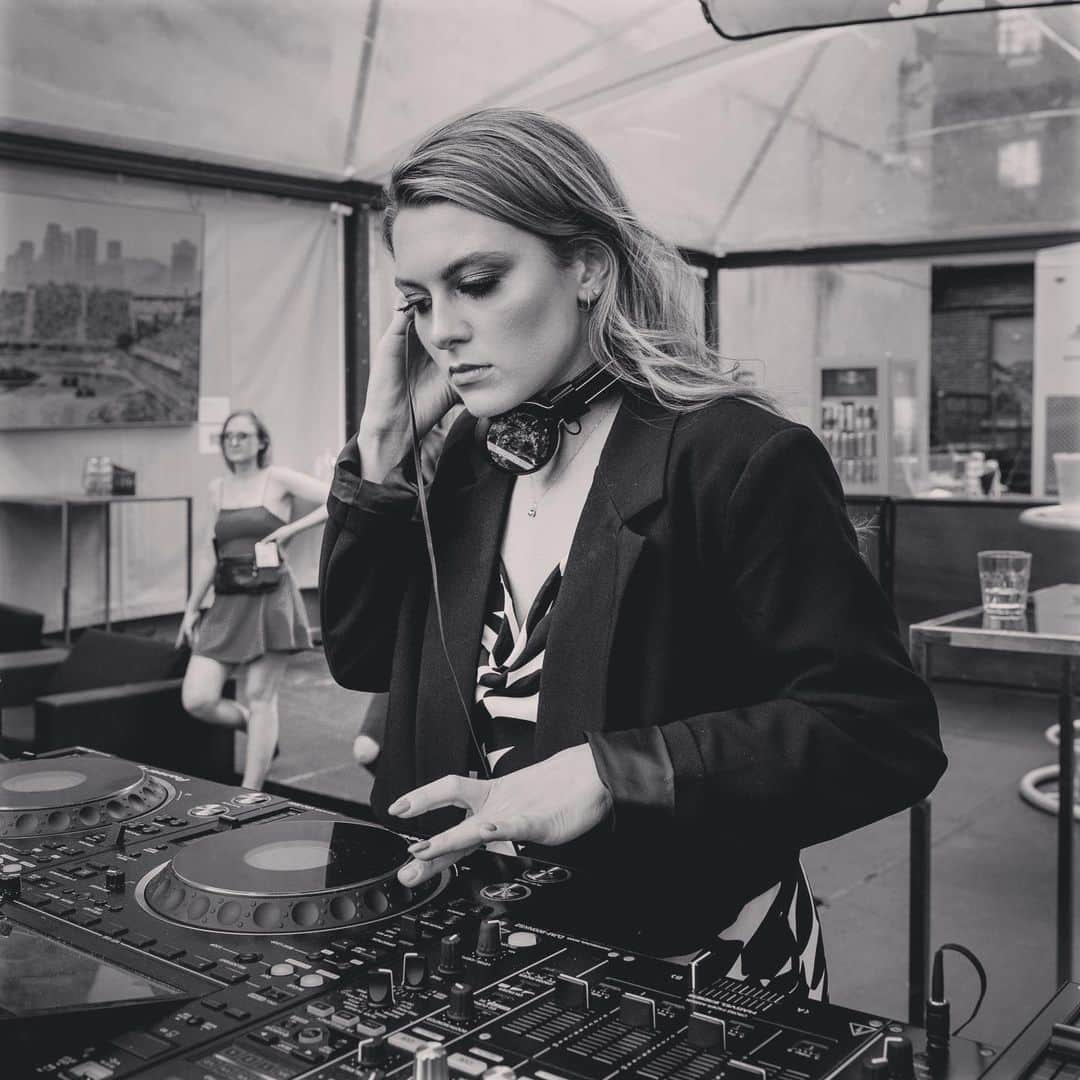 ケイトリン・ホワイエクのインスタグラム：「Fun stuff lining up for the MTL summer 🎧 first up playing with @purpletearecords for their release party this Friday!」