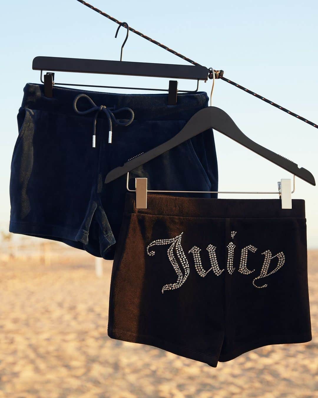 ジューシークチュールのインスタグラム：「Who wears short shorts? #JuicyCouture」