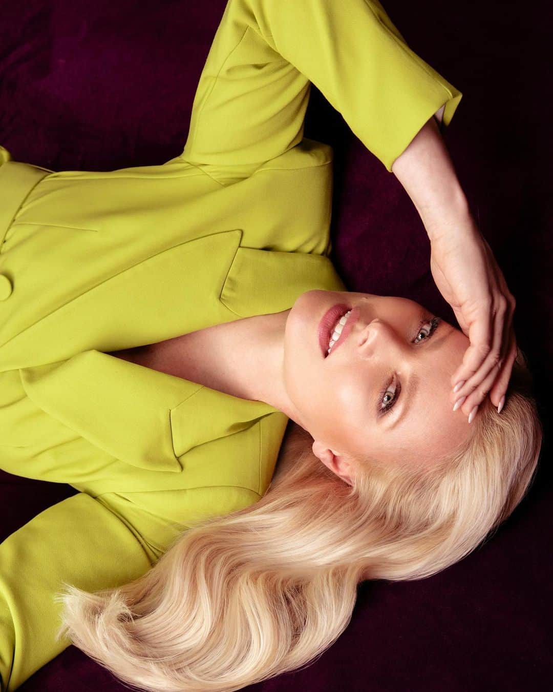 フランツィスカ・クヌッペのインスタグラム：「Hi 💚 …new work for @greatlengths  Photo by @ulrichhartmannphotography  Hair & Make up @florianferino  Styling @_jacobschafer_」