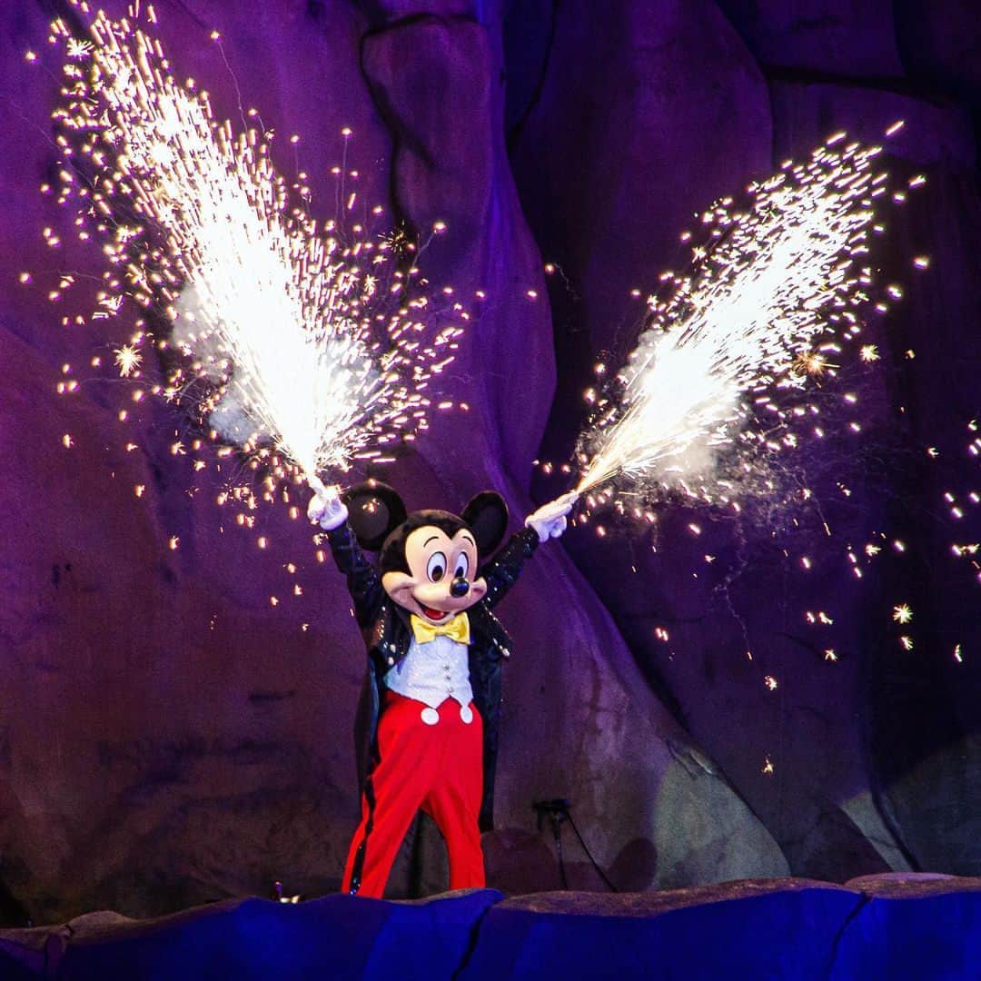 Walt Disney Worldのインスタグラム：「We hope you're having a 'Fantasmic!' start to your week🌠Let us know your favorite scene using only emojis below 👇 (📸: @summersinorlando)」