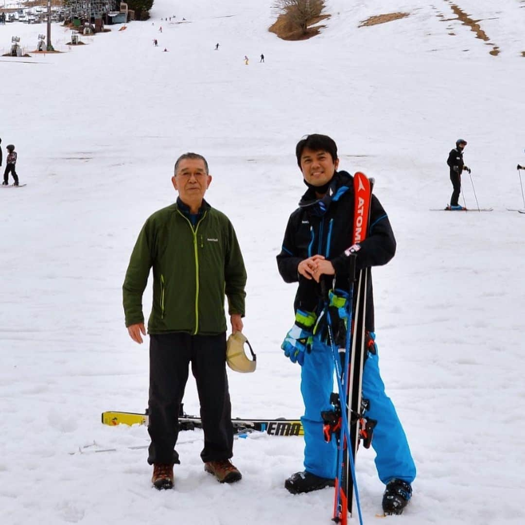 坂部友宏のインスタグラム：「先日、父とスキーに⛷  苗場スキー場はまだスキーできる時期でした  #新潟県湯沢町 #苗場  一緒に行ったのは 高校生以来だから20数年ぶりか...  2枚目は動画 滑ってるのは私じゃなくて 父です  父は77歳 喜寿スキーヤーの滑り！  来シーズンも新潟で滑りたいと言ってます 私も父の年まで滑れるよう 健康に過ごしたいと思いますね！  #喜寿  その日は湯沢町で一泊して ともに好きなビールやら日本酒やらを飲んで 疲れをとる健康的な時間を過ごしました🍺🍶  #父は日本酒が好き  #坂部友宏 #BSN」