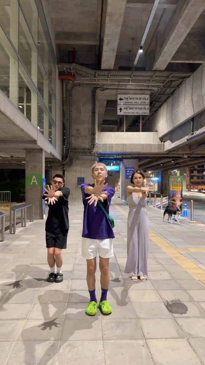林東進のインスタグラム：「小A辣首跳🤣 這幾天都要拍看會不會進步😎 #泰國巡迴開始 🇹🇭」