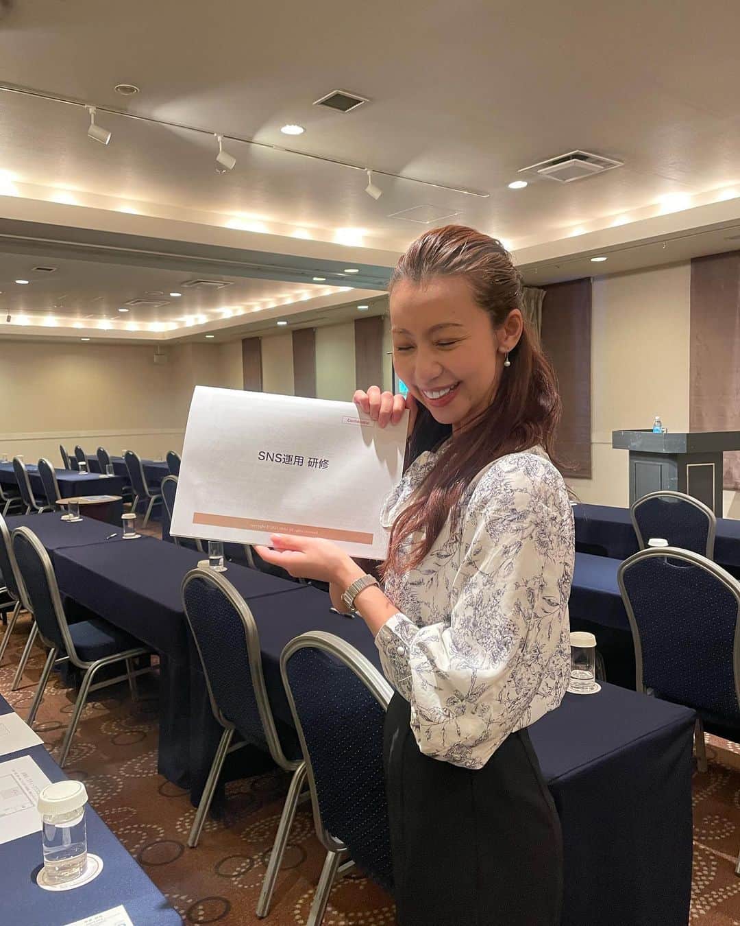 松枝明葉のインスタグラム：「41名の方にご参加いただきました某外資系金融会社様企画のセミナー✏️ご参加いただきありがとうございました！  そして、本日もノーマイク 地声での喋りです笑  相変わらず、自分、声通るな😂  貴重な機会をいただき ありがとうございました😌  @otchy0712   P.S リンパサロン経営の皆さん(美女多し‼️)から話聞いてたら背中のリンパ流しに行きたくなったわ🤤 自分へのご褒美って大事ね  #セミナー #セミナー講師 #美容好きさんと繋がりたい #医療美容 #保険 #保険の見直し #アラフォー美容 #39歳 #水戸 #sns」