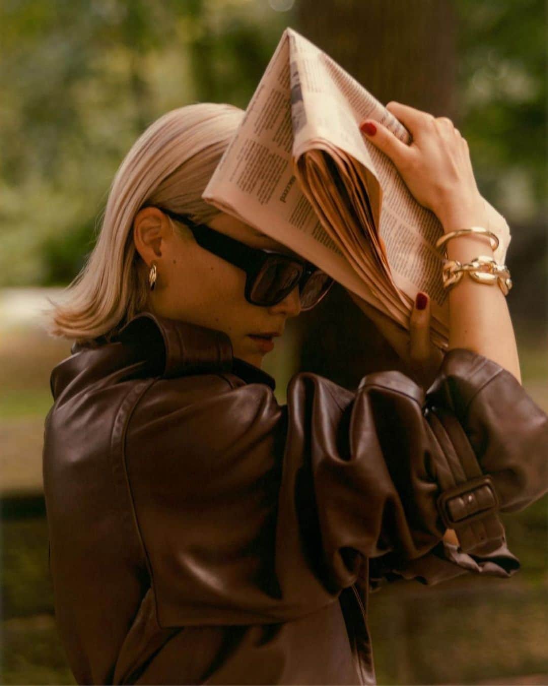MYKITAのインスタグラム：「Find your shade – taking a cue from actress @pom.klementieff captured by @cgbp for @autremagazine wearing STUDIO13.2 in Ebony Brown/Pink Clay with Brown-Solid lenses.  All our frames are handcrafted at the MYKITA HAUS in Berlin.」