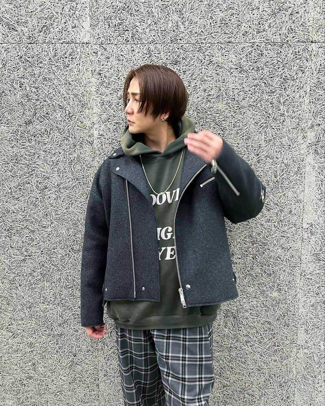 ミッチーのインスタグラム：「ちょっと前になりますが  @alwaysoutofstock の2023AWがかっこよすぎて迷いに迷いまして、、その中でもものすごく上品で上質なこのジャケットは速攻つけました。めちゃくちゃカッコいいよ〜！！キングありがとう🙏ブランドブログも始まったみたい。Check it out〜  話は変わりまして、 よくいただくヘアアレンジの質問！ この5年ぐらい、撮影以外はワックスとか付けてなくって、つけてもオイルって感じです。 つけるとこんな感じになります。気分変えたい時いいよね。一緒に美髪作りましょ。」