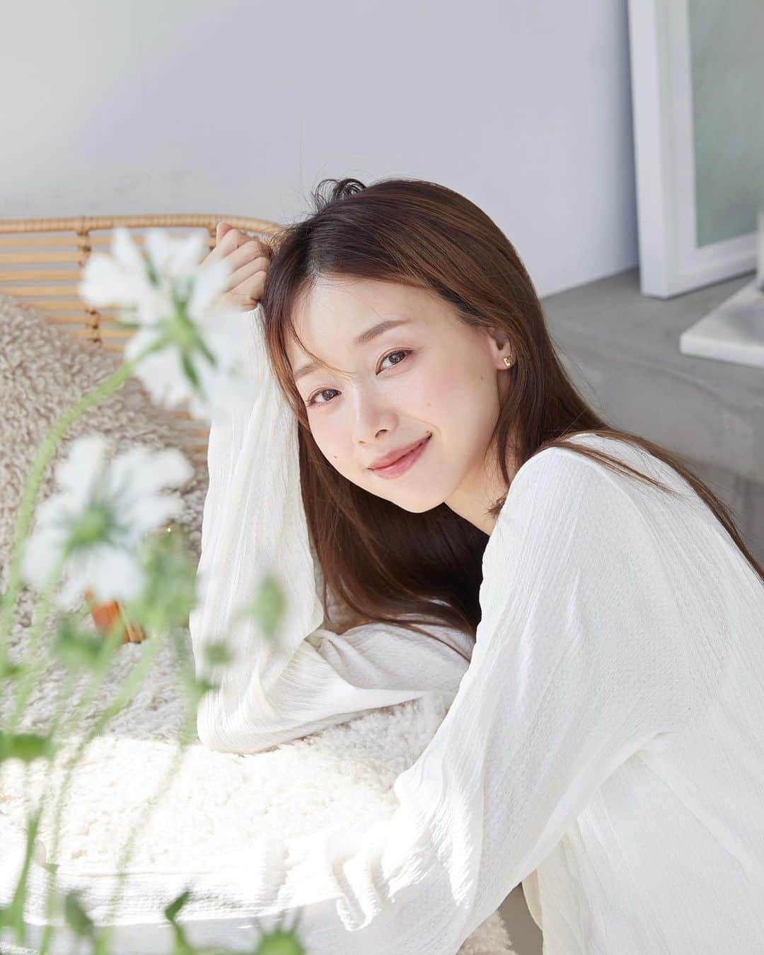 吳斐莉のインスタグラム：「依稀記得從高中時，我眼周就已經開始有動態紋了～但我覺得這可是幸福的象徵😎小時候到現在都還是很樂天，腦袋空空🤣每天都是玩的很開心～上學對我來說是非常開心的事🤣誰也跟我一樣～  但是現在還年輕🤣🤣先別讓動態紋變成細紋才好～  姐的話要聽！千叮嚀萬交代！ 以前我就是不聽 仗著自己年輕以為就不用保養 還以為平常的保養有”稍微”帶到眼周就好 結果搞得現在心惶惶🤣  尤其眼周表情很多的 保濕一定一定要做好！ 懶得太多瓶瓶罐罐的  姐推薦嬌蘭最新《皇家蜂王乳雙導眼部精華》😍  一管乳精華x 一管蜜精華 雙管齊下直接補水+鎖水 對抗老化提高修護之外 還有角蛋白成分可以強健睫毛💪🏼 所以記得上下眼周都要塗抹到  「嬌蘭溯源白蜂蜜」還可以淡化眼周暗沈 我們眼周附近，擁有超過22條肌肉 而且每天眨眼幾近1萬次（好驚人） 每天每天～這些動作都會破壞肌膚阿～  這瓶用起來清爽不長肉芽 還有嬌蘭招牌的淡淡蜂蜜清香 而且吸收非常好 上妝前使用也不會搓泥 👌🏿  同場再加應推薦姐妹款《雙導精華》 這瓶是老朋友啦！雙管齊效 可拋光又拉提 溫和合酸可以讓皮膚代謝拋光yo🥴     #皇家蜂王乳雙導眼部精華 #黑科技白蜂蜜 #guerlaintw  #Guerlaintw」