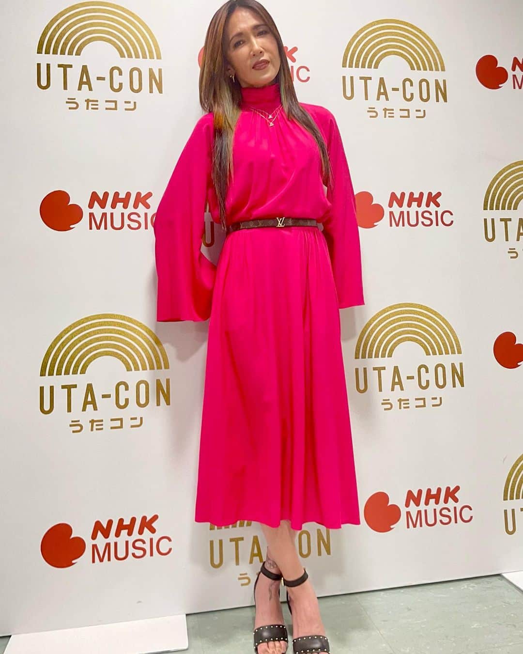 工藤静香さんのインスタグラム写真 - (工藤静香Instagram)「NHK総合「うたコン」をご覧になって下さった皆様！ ありがとうございました💕💕  ３枚目 五木さん動きを確認している所を撮っていたな！笑  @louisvuitton   #LVJewelry  ヘアメイク @rieshiraishi1220   スタイリスト @ryokkissie」4月11日 22時24分 - kudo_shizuka