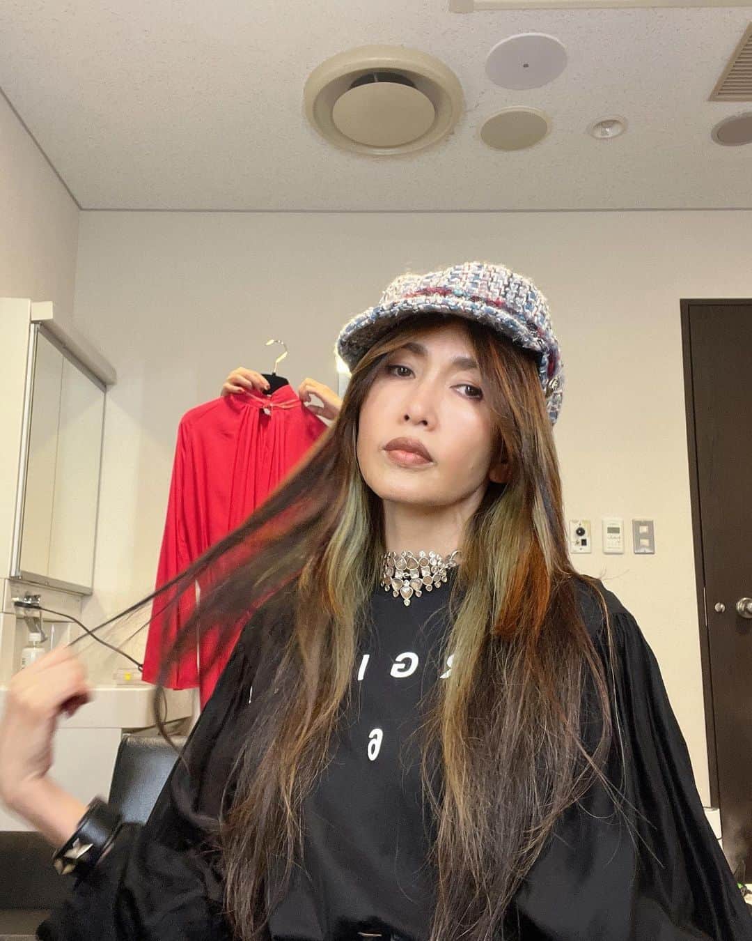 工藤静香さんのインスタグラム写真 - (工藤静香Instagram)「NHK総合「うたコン」をご覧になって下さった皆様！ ありがとうございました💕💕  ３枚目 五木さん動きを確認している所を撮っていたな！笑  @louisvuitton   #LVJewelry  ヘアメイク @rieshiraishi1220   スタイリスト @ryokkissie」4月11日 22時24分 - kudo_shizuka