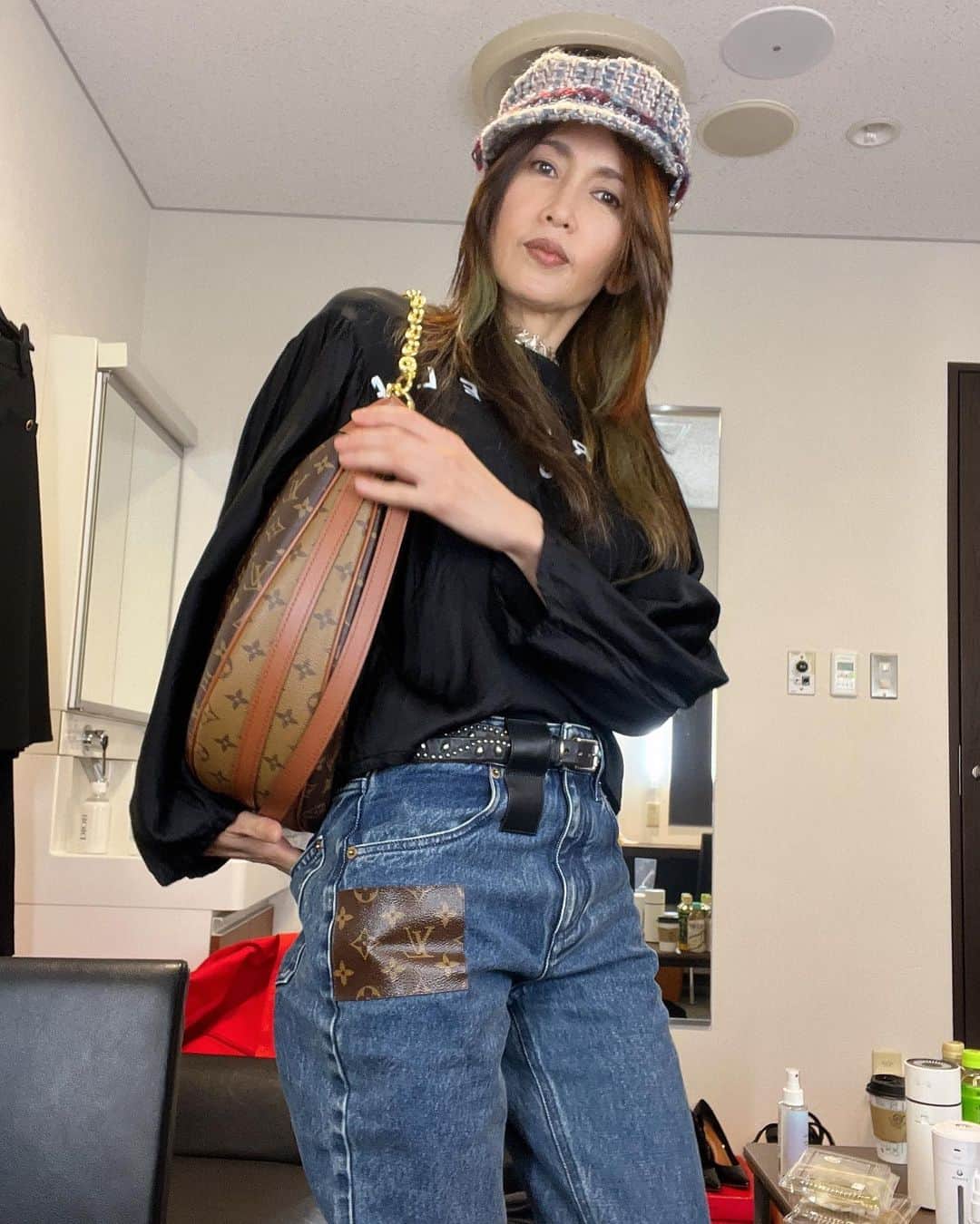 工藤静香さんのインスタグラム写真 - (工藤静香Instagram)「NHK総合「うたコン」をご覧になって下さった皆様！ ありがとうございました💕💕  ３枚目 五木さん動きを確認している所を撮っていたな！笑  @louisvuitton   #LVJewelry  ヘアメイク @rieshiraishi1220   スタイリスト @ryokkissie」4月11日 22時24分 - kudo_shizuka