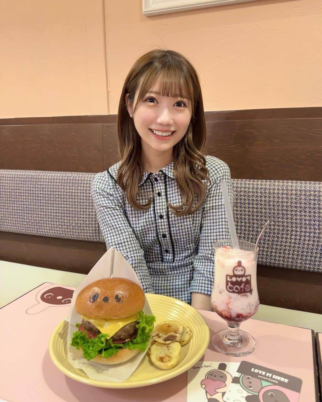 坂本夏海のインスタグラム：「🤖🤎 ⁡ ⁡ ラボットカフェに行ったよ .ᐟ.ᐟ ⁡ 席にランダムでラボットがきてくれるんだけど しらたまがきてくれました💭 ⁡ お話したら反応してくれるの🥹♡ ⁡」