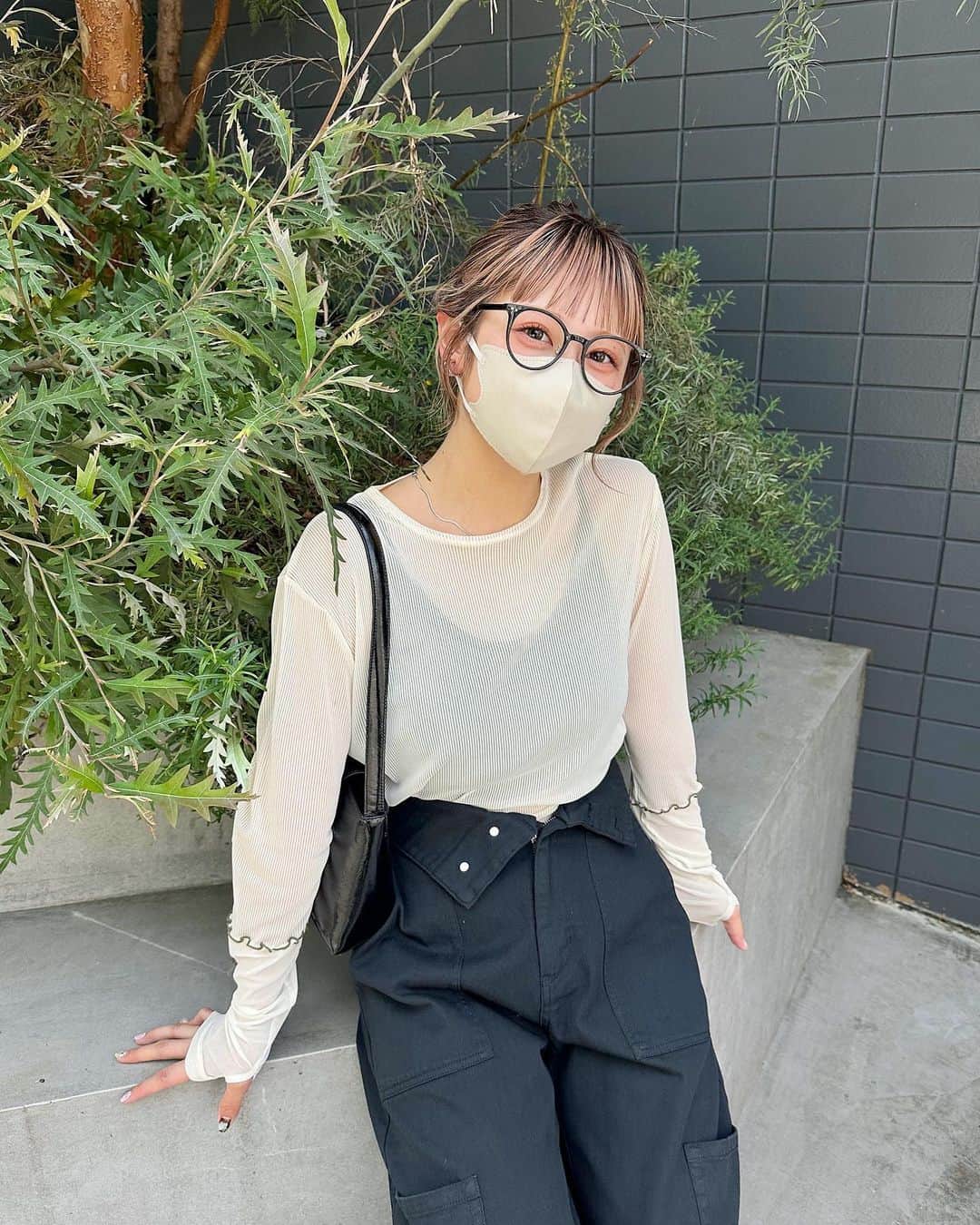 ARISAのインスタグラム：「ㅤㅤㅤㅤㅤㅤㅤㅤㅤㅤㅤㅤㅤ ㅤㅤㅤㅤㅤㅤㅤㅤㅤㅤㅤㅤㅤㅤㅤㅤㅤㅤㅤㅤㅤㅤㅤㅤㅤㅤ ㅤㅤㅤㅤㅤㅤㅤㅤㅤㅤㅤㅤㅤ 14日から予約スタートする アイテム達でstyling🤞🏻💘 ㅤㅤㅤㅤㅤㅤㅤㅤㅤㅤㅤㅤㅤㅤㅤㅤㅤㅤㅤㅤㅤㅤㅤㅤㅤㅤ ㅤㅤㅤㅤㅤㅤㅤㅤㅤㅤㅤㅤㅤ パンツは ウエスト折って履くのpoint！ かわいい〜〜〜 ㅤㅤㅤㅤㅤㅤㅤㅤㅤㅤㅤㅤㅤ ㅤㅤㅤㅤㅤㅤㅤㅤㅤㅤㅤㅤㅤ ほんでシアートップス 何色かいましょ。  ㅤㅤㅤㅤㅤㅤㅤㅤㅤㅤㅤㅤㅤ  ㅤㅤㅤㅤㅤㅤㅤㅤㅤ ㅤㅤㅤㅤㅤㅤㅤㅤㅤㅤ万能です。  ㅤㅤㅤㅤㅤㅤㅤㅤㅤㅤㅤㅤㅤ ㅤㅤㅤㅤㅤㅤㅤㅤㅤㅤㅤㅤㅤ #チャオパニック #チャオコーデ#オン眉#チャオ#シアーラグランTEE #シアーラグラン#ラグラン #ラグランtシャツ #カーゴパンツ#リボンカーゴパンツ#ミリタリー#金髪ボブ #ボブヘアー#オン眉 #オン眉ボブ #ローライトカラー#ローライト #オレンジメイク#春服#シアー#フランミー#マメクロゴウチ #ユニクロ#キャミ #ブラトップ#ciaopanic#ciaopanic_2023ss #ciaopanic_23ss #mamekurogouchi #uniqlo」