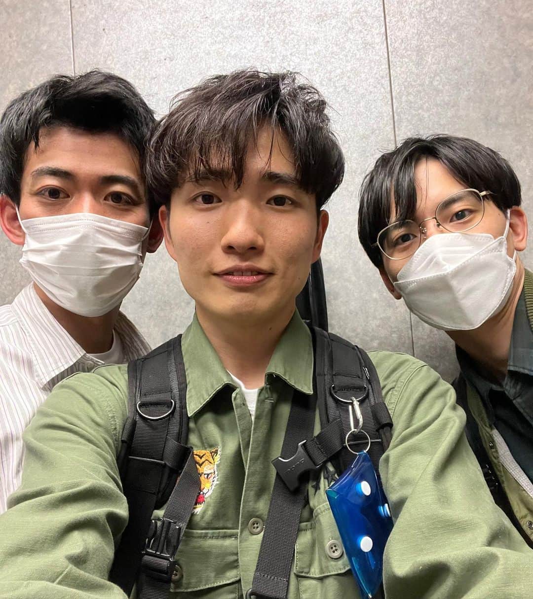 のインスタグラム：「#挟まれ #カベポスター #あとは頼んだぞ #推しにマスク外してって言えなかった」