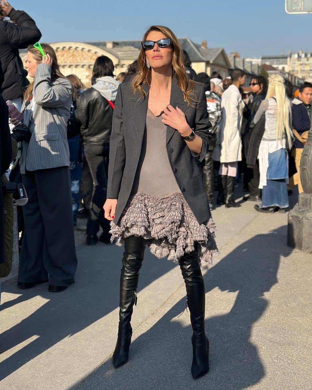 アンナ・デッロ・ルッソのインスタグラム：「When in Paris: grey outfit by @givenchy by @matthewmwilliams 🖤🖤 🖤」