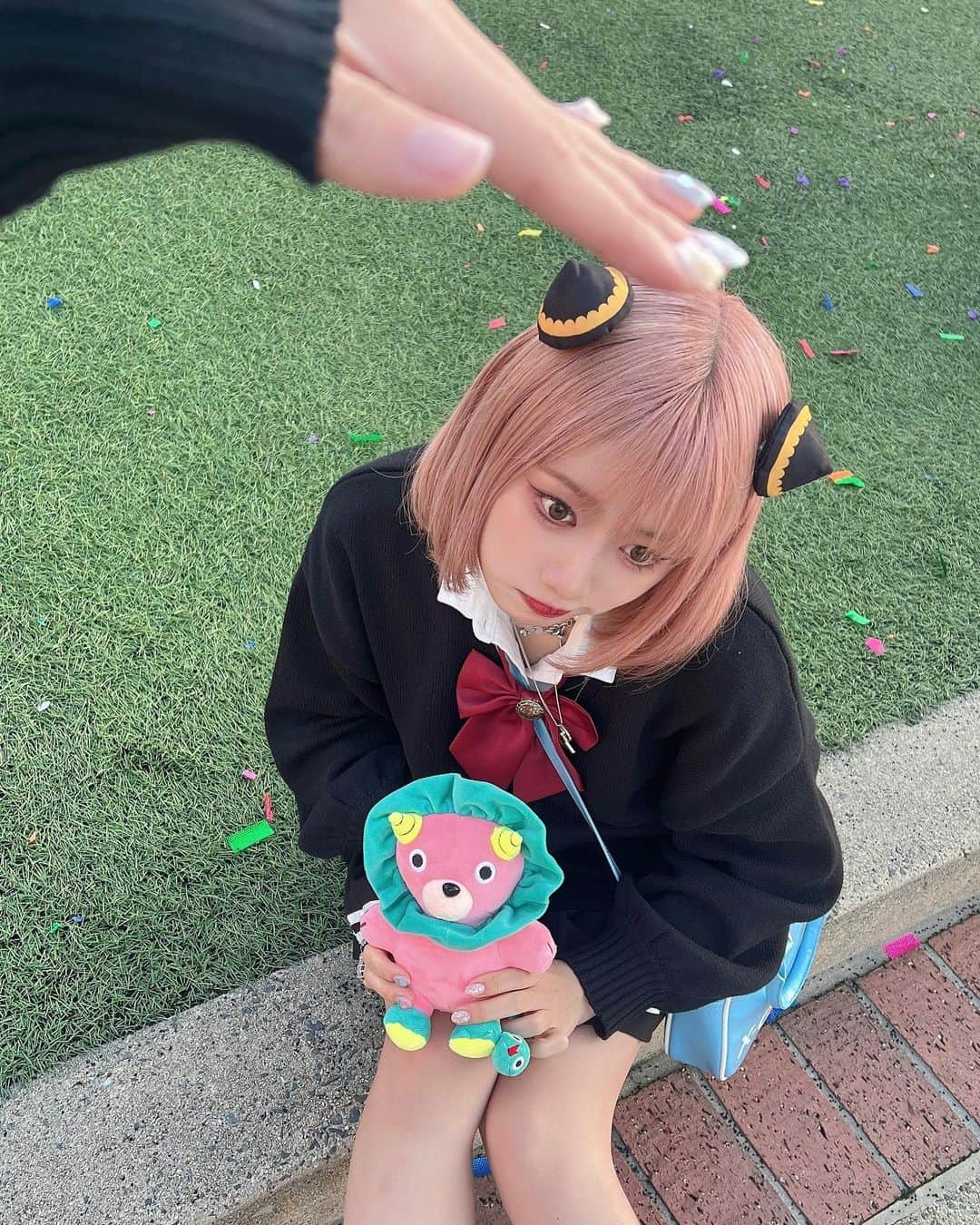 のインスタグラム：「ㅤㅤㅤㅤㅤㅤㅤㅤㅤㅤㅤㅤㅤㅤㅤㅤㅤㅤㅤㅤㅤㅤㅤㅤㅤㅤ  ㅤㅤㅤㅤㅤㅤㅤㅤㅤㅤㅤㅤㅤあーにゃ、べっきーとゆにばまでㅤㅤㅤㅤㅤㅤㅤㅤㅤㅤㅤㅤㅤ おでけけした！૮ ⸝⸝• ̫ •⸝⸝ აㅤㅤㅤㅤㅤㅤㅤㅤㅤㅤㅤㅤㅤ ㅤㅤㅤㅤㅤㅤㅤㅤㅤㅤㅤㅤㅤ 実年齢はキツいとおもったのでㅤㅤㅤㅤㅤㅤㅤㅤㅤㅤㅤㅤㅤㅤㅤㅤㅤㅤㅤㅤㅤㅤㅤㅤㅤㅤ笑 JKバージョンにアレンジしてみました！🤍ㅤㅤㅤㅤㅤㅤㅤㅤㅤㅤㅤㅤㅤ ㅤㅤㅤㅤㅤㅤㅤㅤㅤㅤㅤㅤㅤ ㅤㅤㅤㅤㅤㅤㅤㅤㅤㅤㅤㅤㅤスパイファミリーコラボはじまるってㅤㅤㅤㅤㅤㅤㅤㅤㅤㅤㅤㅤㅤ決まってからㅤㅤㅤㅤㅤㅤㅤㅤㅤㅤㅤㅤㅤ 絶対やりたかったのでㅤㅤㅤㅤㅤㅤㅤㅤㅤㅤㅤㅤㅤ実現できて うれしかったし キャストさんも すれ違う人たちもㅤㅤㅤㅤㅤㅤㅤㅤㅤㅤㅤㅤㅤ みんなㅤㅤㅤㅤㅤㅤㅤㅤㅤㅤㅤㅤㅤ気遣って アーニャとしてㅤㅤㅤㅤㅤㅤㅤㅤㅤㅤㅤㅤㅤ扱ってくれていたのでㅤㅤㅤㅤㅤㅤㅤㅤㅤㅤㅤㅤㅤ 「あざざます」を振り撒いて 歩き回ったㅤㅤㅤㅤㅤㅤㅤㅤㅤㅤㅤㅤㅤ ㅤㅤㅤㅤㅤㅤㅤㅤㅤㅤㅤㅤㅤ  #usj #ユニバ #ユニバフード #ユニバーサルスタジオジャパン #universalstudiosjapan #spyfamily #spyxfamily #anya #anyaforger #ユニバコーデ #アーニャ #大阪観光」