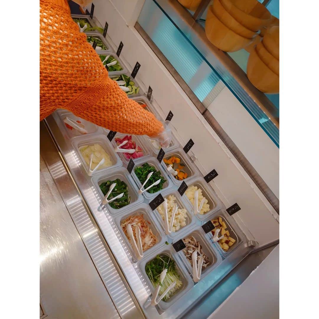 矢田部ゆかさんのインスタグラム写真 - (矢田部ゆかInstagram)「朝食は徒歩1分の「道後やや」へ☀ 宿泊した道後舘の朝食も素敵だったんだけど上品な和食だったので… 子連れの私はビュッフェへ✨  ここ7年ぶりに来たんだけど… この柑橘のラインナップとサラダの豊富さはテンションあがる😆 砥部焼の器を選び放題なのも楽しい（写真撮り忘れ） 生搾りみかんジュースの機械がなくなってたのは残念🥹  子ども用のテーブルもあってありがたい👧 娘もたくさん食べた👏  ✦鯛めし ✦大根そぼろ餡掛け ✦蒸しかぼちゃ＆さつまいも ✦🍊ゼリー4個 ✦柑橘12ケ ✦ポンジュース1杯 ✦牛乳1杯  特に鯛めしとせとかがお気に入りのようでした😋💕 #道後やや #道後朝食」4月11日 22時33分 - yucaparis93