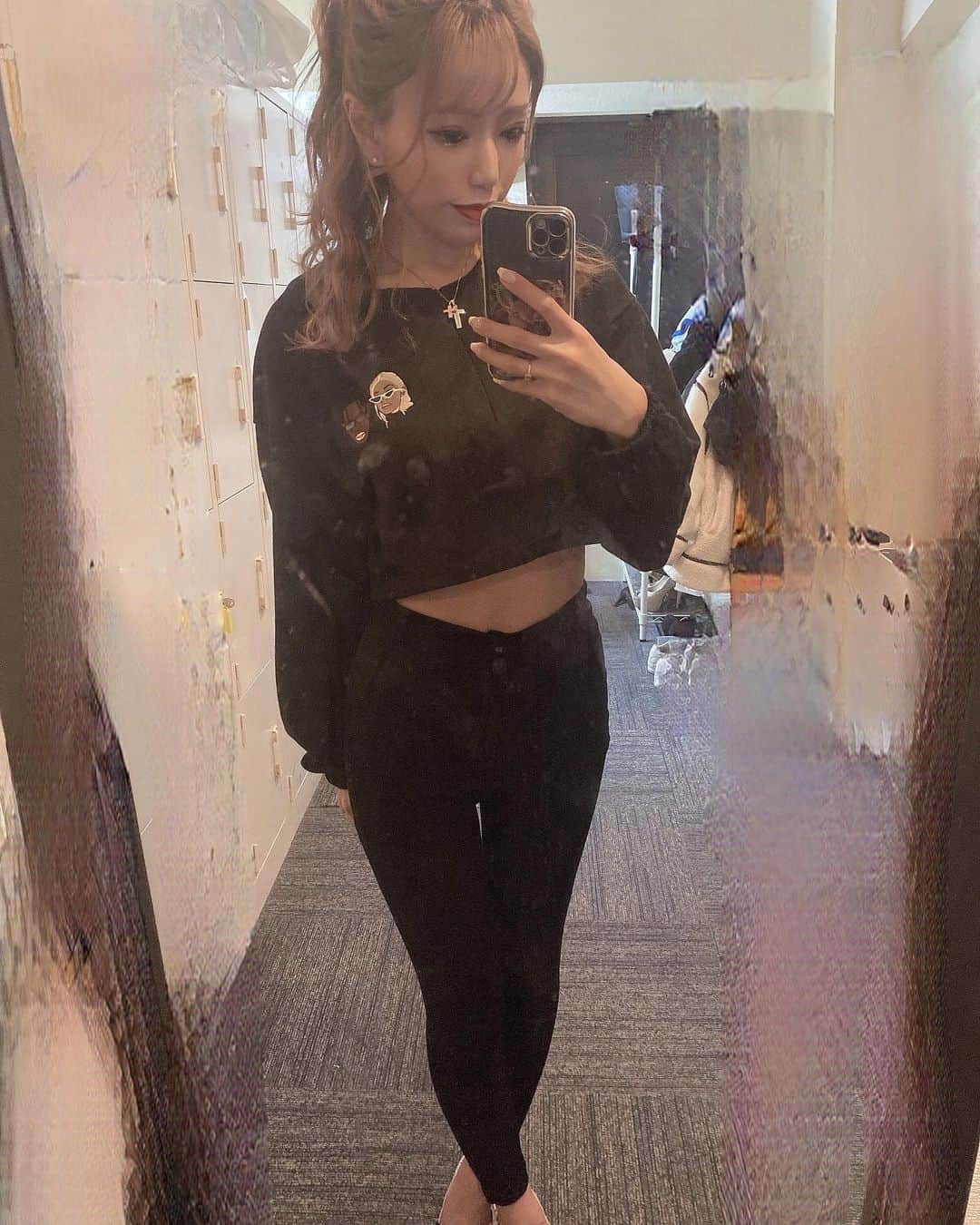 あゆかさんのインスタグラム写真 - (あゆかInstagram)「春になったら着たかったやつ🖤 かわいいいい ちょい腹出しもポイント👆 @world_wide_famous  ☑️してみてねっっ！！！  . 画質わるいなんで。  .  #千葉キャバクラ#千葉富士見キャバ嬢#千葉富士見町キャバ嬢#千葉富士見キャバクラ#arドレス#ジュエルズドレス#千葉#ファッション好きな人と繋がりたい#ヘアメイク#お家スタイル#息してる？#followｍe4 #follow4like#followtrain  .  .」4月11日 22時26分 - achan.11.a