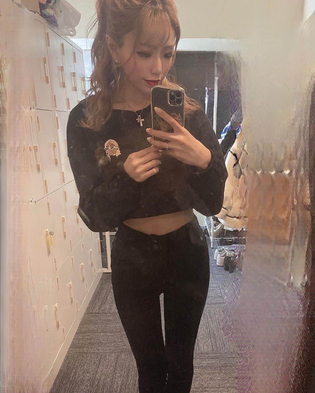 あゆかさんのインスタグラム写真 - (あゆかInstagram)「春になったら着たかったやつ🖤 かわいいいい ちょい腹出しもポイント👆 @world_wide_famous  ☑️してみてねっっ！！！  . 画質わるいなんで。  .  #千葉キャバクラ#千葉富士見キャバ嬢#千葉富士見町キャバ嬢#千葉富士見キャバクラ#arドレス#ジュエルズドレス#千葉#ファッション好きな人と繋がりたい#ヘアメイク#お家スタイル#息してる？#followｍe4 #follow4like#followtrain  .  .」4月11日 22時26分 - achan.11.a