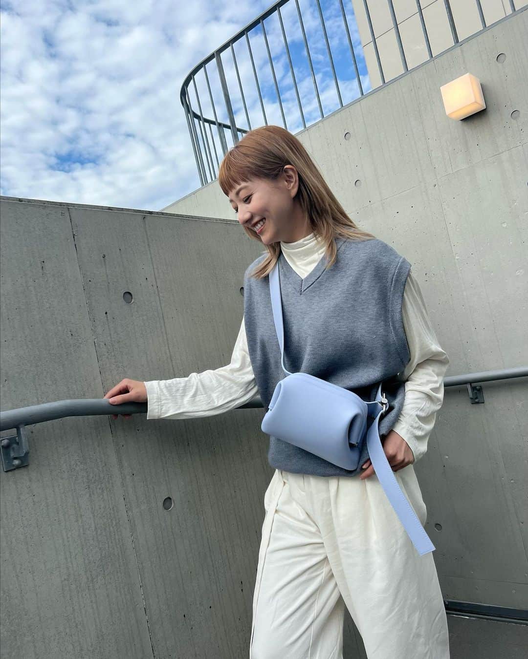 伊藤千晃のインスタグラム：「オーダーしていたバッグが届いたぁ✨  形がプク!ってしてて、 てっぺんがパカ!って開くのが可愛い☺️💕  #bag  @osoi_official  @osoi__pr   #tops  @timelesswomen_official   #osoi  #newbag」