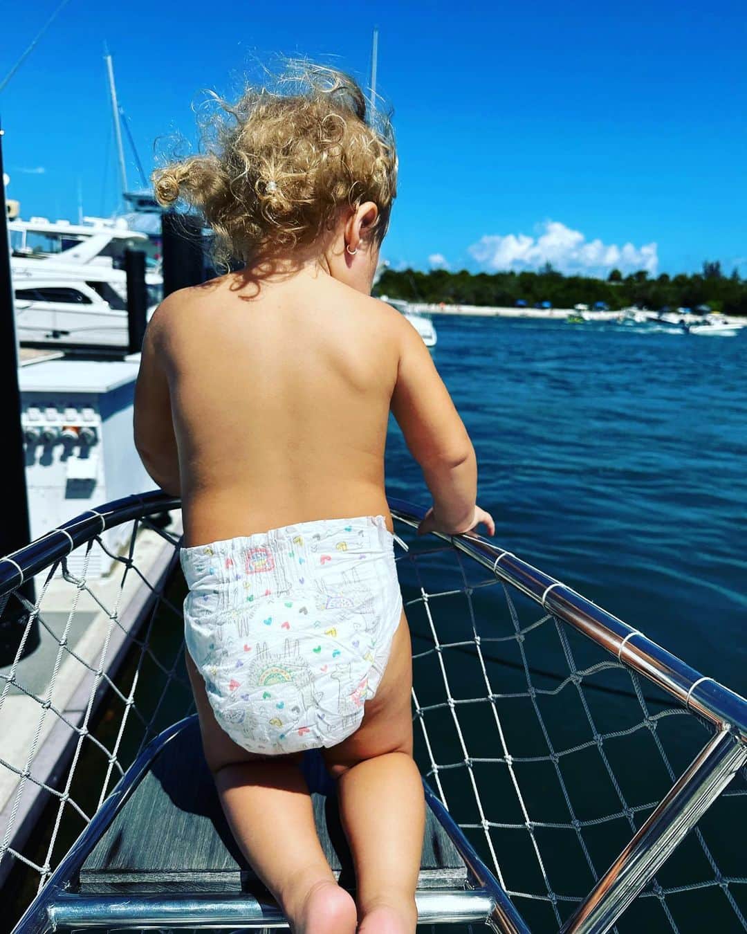 アレクサ・ヴェガのインスタグラム：「Little photo dump from our last week :)  1. Rio is loving boat life 2. Gramps @ericjamesvirgets came for a few days to fish and loved on the kiddos 3. Family dingy ride! 4. Made some magic with @maffio for a special project!!! 5. More puzzles! 6. @bigtimerush has It’s own day in MN!  7. @maffio bought me some some expensive boat shoes 😂 ❤️ 🙏🏽  8. The boat is coming together! Can’t believe she looks like this. We have been working HARD :) vlogs are coming. Like years of vlogs 😂 😂  9. Made it to Canada! It’s cold! But Kingstons look… I mean…it’s a Look 😂  10. Took the boys to see Super Mario bros. Kingstons first time at movie theater!」