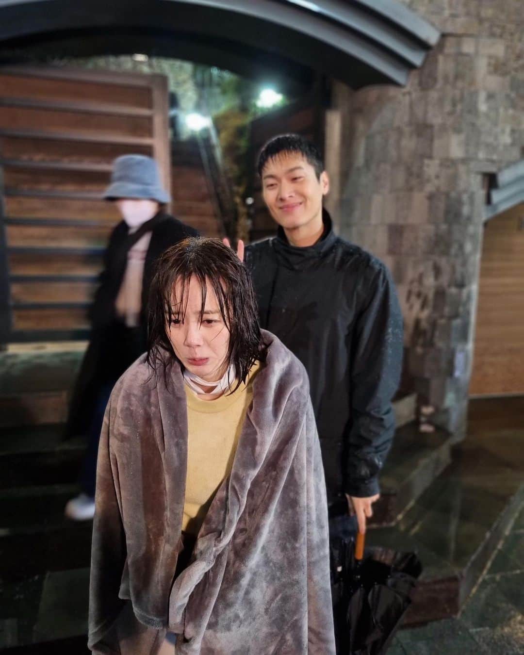のインスタグラム：「나아파쪄 머리쿵해쪄 2   (feat.악마영준 사탄선호)  #비밀의여자 #짱잼 #정겨울」