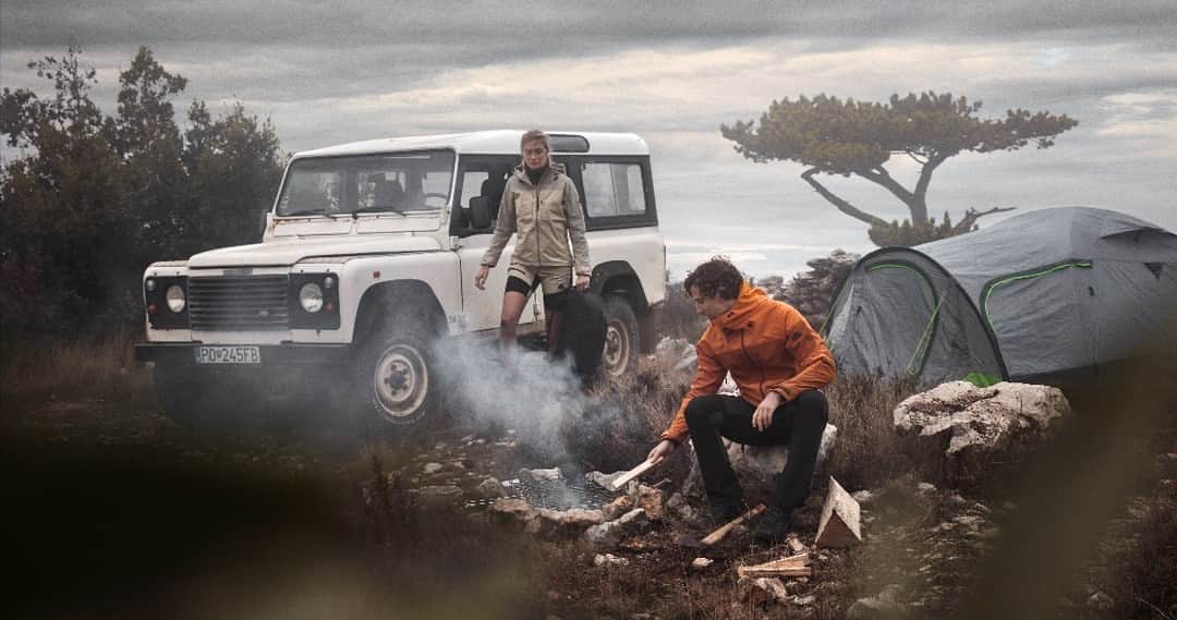 テンソンのインスタグラム：「Sleeping under the stars or do you prefer a tent? ⛺️ A great way to enjoy the outdoors and connect with nature and recharge your batteries is sleeping under the stars. No matter what you chose here’s some tips; Avoid dips in the land that might collect water or frost, hilltops can often be breezy and always avoid setting up camp under or next to a dead standing tree as a sudden strong wind might turn that into a hazard. Go for an open level area where you can view the stars without distractions – happy camping!⁠ ⁠ #tenson1951 #theswedishoutdoorbrand #hvarisland #croatia⁠」