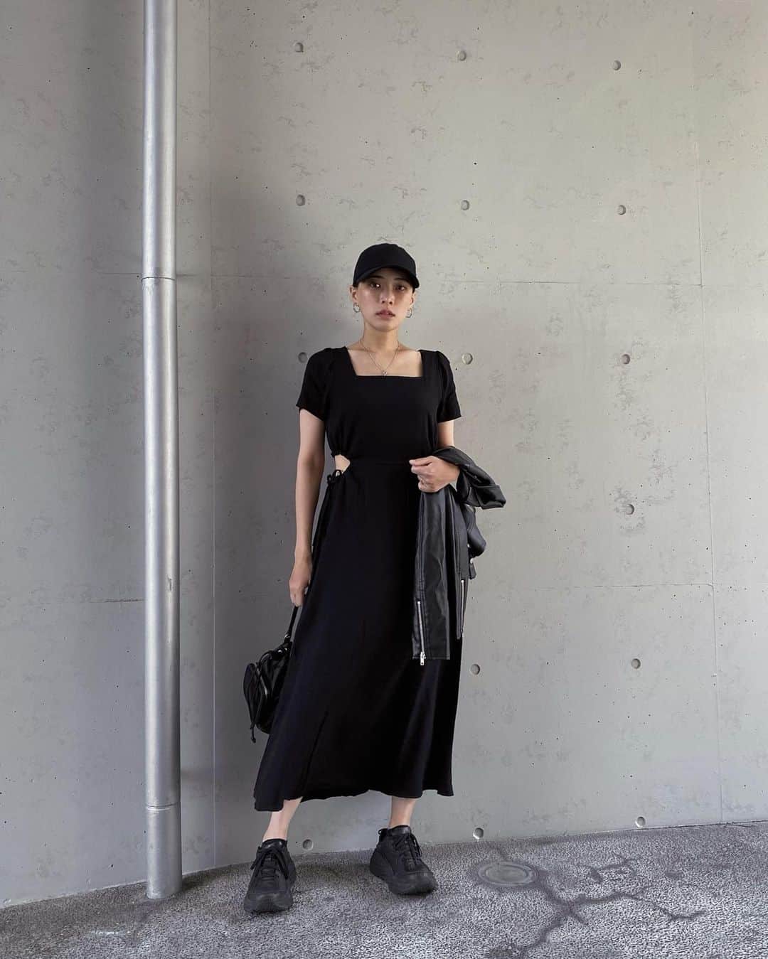 のインスタグラム：「ヘルシーな肌見せがかわいい EVRISのワンピース🖤🖤🖤  Dress @evris_official 🏷サイドオープンドロストロングワンピース (ZOZOTOWNで買えるよ) https://zozo.jp/shop/evris/goods/71122602/?did=116956284  @evris_snap_official #pr #EVRIS #evris_snap_official」