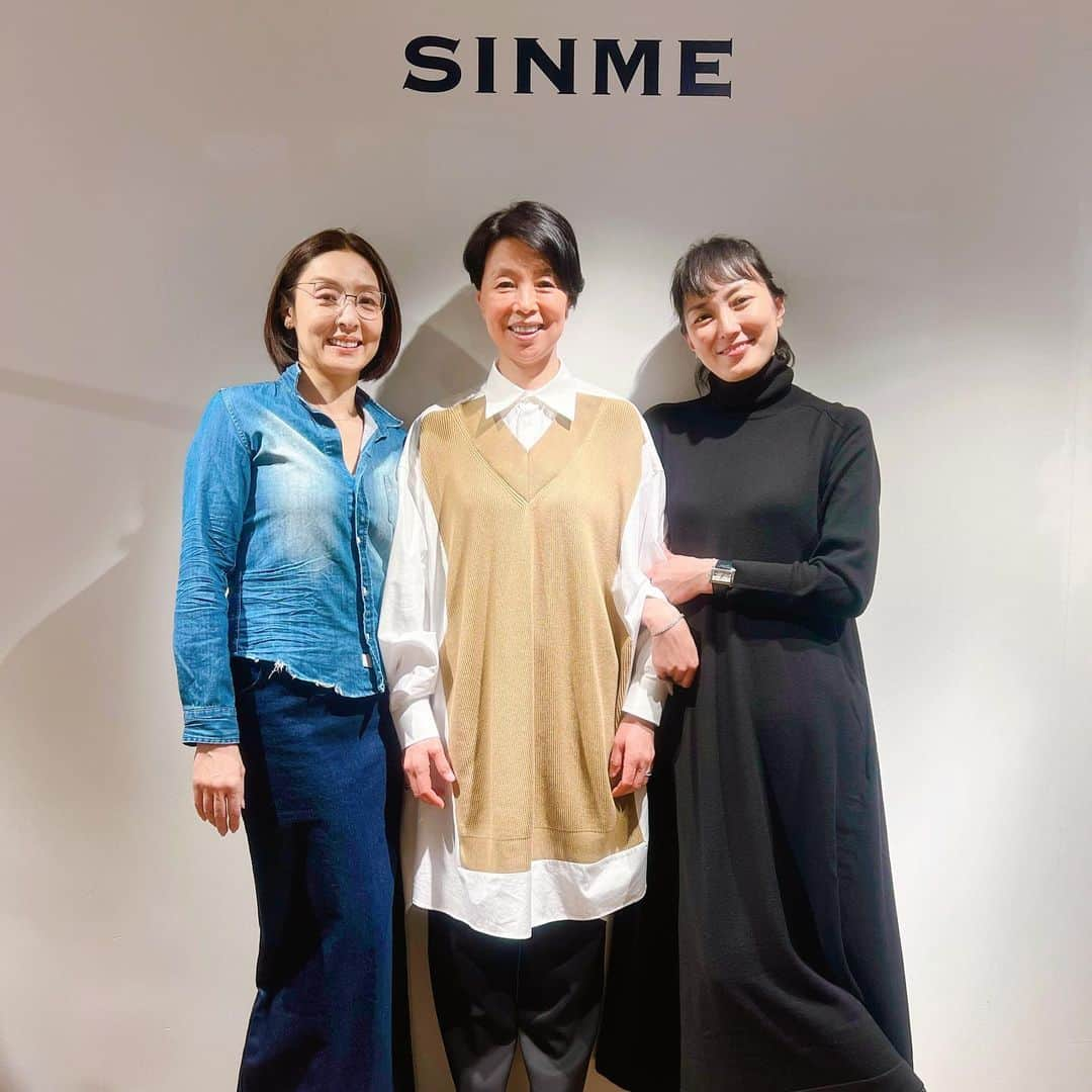 草刈民代さんのインスタグラム写真 - (草刈民代Instagram)「今日は板谷由夏さん @yukaitaya のブランド @sinmedenim の展示会に行って来ました。  秋冬物も可愛いお洋服が沢山！😍😍😍😍😍  コロナ禍以降、おしゃれ迷子気味な私。なんか見失っているんでしょうかね、知らず知らずのうちに。  しかし、今の気分にフィットした可愛い洋服を試着しているうちに、かなり気分が上がりました。  「民代さん、困ったらSHINME着て！」 と由夏さん。  来月私はまた一つ歳をとりますが、年齢にかかわらず、心に華やぎを与えてくれる洋服はありがたい。  SHINMEのお洋服は何年も前から愛用していますが、更にさらに進化を重ねているのが伝わってきます。今年の冬も楽しめそうです。やっぱり、オシャレする心は失ってはいけませんな🤣  2枚目の写真、由夏さんと私に挟まれていらっしゃるのは、お料理家のウー・ウェン先生 @wuwen_cookingsalon です。  まさかSHINMEの展示会でお目にかかるとは！由夏さんは先生にレッスンしていただくことがあるそうなのですが、実は私もウー・ウェン先生のファンで、お料理の本を何冊か持っているほか、うちの中華鍋はウーウェンパンという、先生デザインのフライパンなのです♪  ウーウェンパンは「2006年の発売以来、7年間で15万個も売れた大ヒット商品」と書いてあります。ウチにあるのは、その15万個のうちの一つ🤣便利に使わせていただいています🙇‍♀️  中華鍋は深さがあるので、フタなどフルセットがあると「焼く」「炒める」「蒸す」「茹でる」「揚げる」「煮込む」が一台でできるようになっています。最近は新たにリニューアルされたものが売っているようです。興味のある方、チェックしてみて！  さて、由夏さんは昨年公開された「夜明けまでバス停で」で、日本映画批評家大賞　主演女優賞をご受賞されました。由夏さん、おめでとう！㊗️㊗️㊗️㊗️ ㊗️  #shinme #板谷由夏 #ウーウェン　 #ウーウェンパン #草刈民代」4月11日 22時32分 - tamiyo_kusakari_official