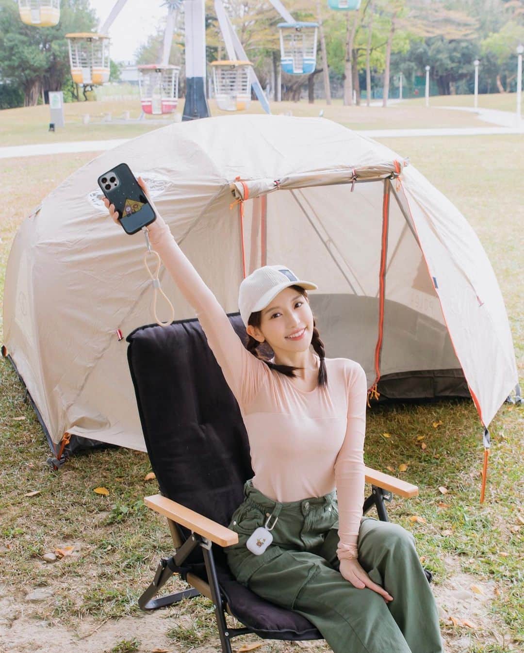 蔡瑞雪（Ruixue Tsai）さんのインスタグラム写真 - (蔡瑞雪（Ruixue Tsai）Instagram)「一個帳篷、一個你，完美！ 有人喜歡露營的嗎？ 今天帶著犀牛盾的手機殼一起來場露營 犀牛盾LINE FRIENDS系列真的超級Ｑ 以旅行、露營主題設計出超多款式可以選 還有純透明殼或是可以換顏色的不同手機殼種類 我選的是熊大跟兔兔露營的手機殼真的萌到爆～ 另一款是透明殼限定款相框系列 中間透明挖空讓大家放上自己的照片 帶著專屬回憶跟著LINE FRIENDS去旅行～ 除了手機殼外 還有其他裝備去旅行也一定要帶上呦 全新的掛繩系列有肩背款跟手腕款 還有不同材質顏色（選擇超多again｡+ﾟ(*´∀︎`*)｡+ﾟ 不管走到哪都可以安心背著或是提著手機 還有Airpods耳機殼附有掛勾掛褲子或是包包 或是掛繩因為附有掛環也可以掛超方便！ 這邊也為雪球們附上9折的折扣碼₍ᐢ ›̥̥̥ ༝ ‹̥̥̥ ᐢ₎ 輸入：igsnow2304 就打九折  #rhinoshieldtw#犀牛盾#犀牛盾手機殼 #LINEFRIENDS #BROWN #CONY #SALLY #犀牛盾掛繩系列」4月11日 22時32分 - snowbabyq