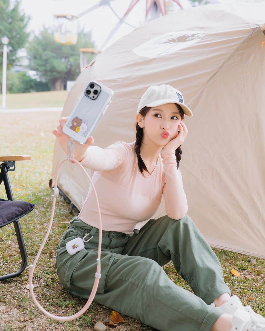 蔡瑞雪（Ruixue Tsai）さんのインスタグラム写真 - (蔡瑞雪（Ruixue Tsai）Instagram)「一個帳篷、一個你，完美！ 有人喜歡露營的嗎？ 今天帶著犀牛盾的手機殼一起來場露營 犀牛盾LINE FRIENDS系列真的超級Ｑ 以旅行、露營主題設計出超多款式可以選 還有純透明殼或是可以換顏色的不同手機殼種類 我選的是熊大跟兔兔露營的手機殼真的萌到爆～ 另一款是透明殼限定款相框系列 中間透明挖空讓大家放上自己的照片 帶著專屬回憶跟著LINE FRIENDS去旅行～ 除了手機殼外 還有其他裝備去旅行也一定要帶上呦 全新的掛繩系列有肩背款跟手腕款 還有不同材質顏色（選擇超多again｡+ﾟ(*´∀︎`*)｡+ﾟ 不管走到哪都可以安心背著或是提著手機 還有Airpods耳機殼附有掛勾掛褲子或是包包 或是掛繩因為附有掛環也可以掛超方便！ 這邊也為雪球們附上9折的折扣碼₍ᐢ ›̥̥̥ ༝ ‹̥̥̥ ᐢ₎ 輸入：igsnow2304 就打九折  #rhinoshieldtw#犀牛盾#犀牛盾手機殼 #LINEFRIENDS #BROWN #CONY #SALLY #犀牛盾掛繩系列」4月11日 22時32分 - snowbabyq