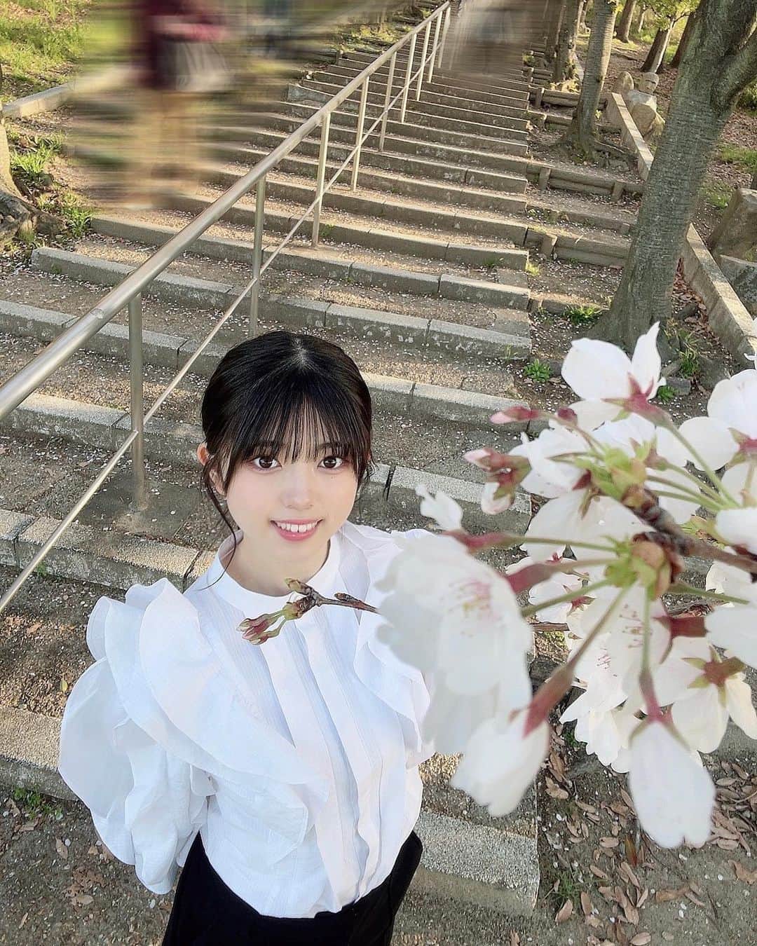のインスタグラム：「⌇ 𝖻𝗅𝗈𝗈𝗆 ⁡ ⁡ 今はほとんど散っちゃってるけど ⁡ 暦に甘えてまだまだ引きずります🌸♡ ⁡ ⁡ #05 #idol #nmb #jk #ljk #アイドル #桜 #お花見 #春コーデ」