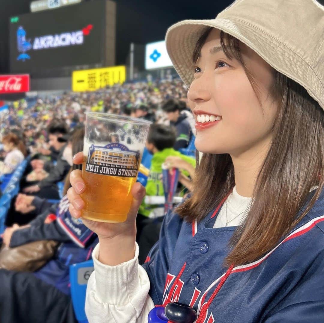 のインスタグラム：「すーわほー☂️  2023シーズン公式戦、現地初すわほ〜✌️⚾️  外野席での声出し応援スーパー楽しいね、懐かしい🥹 あとクルーユニめっちゃ好き🫶  今年もたくさん行きたい！！ やはり球場ビール最高🍺  #swallows #すわほー #東京ヤクルトスワローズ #野球女子 #ビール女子」