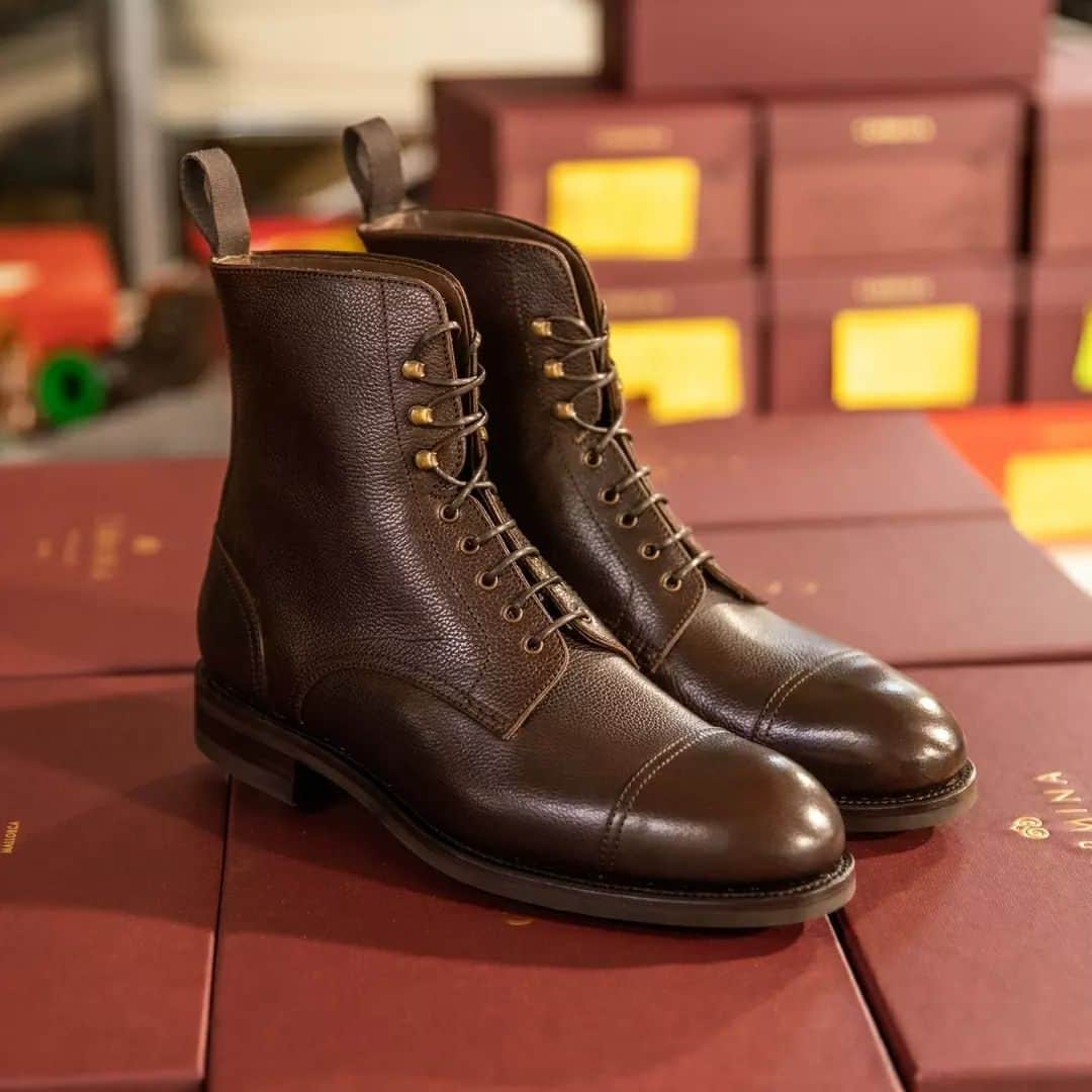 カルミナさんのインスタグラム写真 - (カルミナInstagram)「Dress Boots 80184 | Brown Grain  Featuring a Victoria rubber sole in a Goodyear welt-construction and calf lining.  Style made on Oscar last, which is known for its round tip, low instep and standard fitting.  This shoe, like all the other Carmina´s, is carefully manufactured by expert craftsmen who follow the exact same techniques that Charles Goodyear created in 1869.  #boots #suedeboots #bootslover #brownboots #bootsoftheday #carmina #carminashoemaker #カルミナ  #shoesfashionlovers #dapper #ootdfashion #footwearfashion #ootd #handcrafted #leathershoes #premiumshoes #luxuryfootwear #shoesfashion #artisan #menshoeshop #classyman #classicshoesformen #dressshoesformen #mensweartips #menstyle #ootdmen #dressshoesmen #menwithsuitstyle #dandystyle」4月11日 22時37分 - carminashoemaker