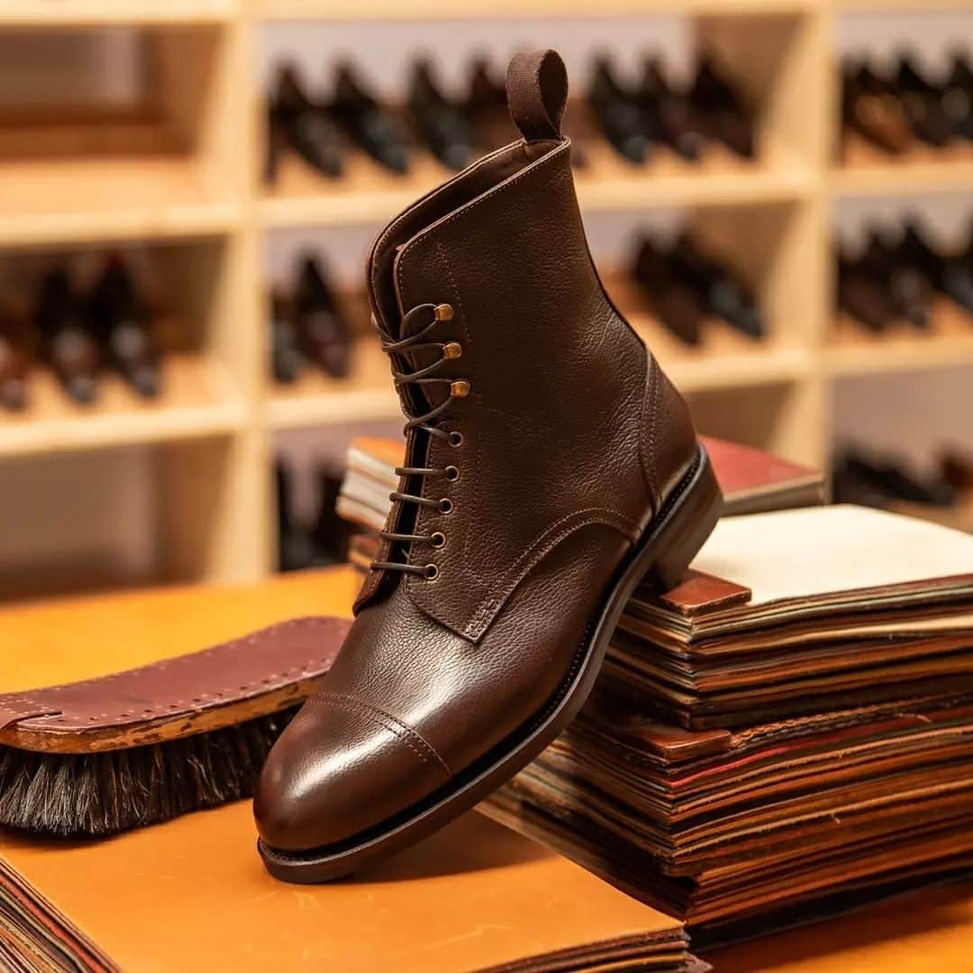 カルミナさんのインスタグラム写真 - (カルミナInstagram)「Dress Boots 80184 | Brown Grain  Featuring a Victoria rubber sole in a Goodyear welt-construction and calf lining.  Style made on Oscar last, which is known for its round tip, low instep and standard fitting.  This shoe, like all the other Carmina´s, is carefully manufactured by expert craftsmen who follow the exact same techniques that Charles Goodyear created in 1869.  #boots #suedeboots #bootslover #brownboots #bootsoftheday #carmina #carminashoemaker #カルミナ  #shoesfashionlovers #dapper #ootdfashion #footwearfashion #ootd #handcrafted #leathershoes #premiumshoes #luxuryfootwear #shoesfashion #artisan #menshoeshop #classyman #classicshoesformen #dressshoesformen #mensweartips #menstyle #ootdmen #dressshoesmen #menwithsuitstyle #dandystyle」4月11日 22時37分 - carminashoemaker